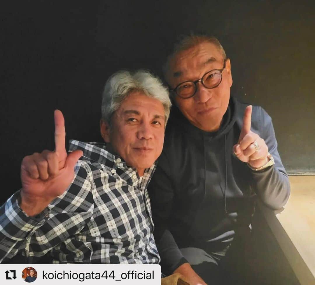 NAOMIのインスタグラム：「昨夜は 久々にお逢い出来て，凄く楽しい時間でした。  @koichiogata44_official 緒方さんご夫妻とは，彼がオレンジチームの現役時代からの長いお付き合い😁　  ユニフォームを脱いで，野球教室やTV出演，イベントなどタレントさんとしても頑張っていらっしゃいます。  「耕一くんと浩一」福岡熊本コンビは盛り上がっておりました😆  @ks.company.ltd  奥さまと私は元アスリートの妻として、大変だった話や面白話で盛り上がりました🤣  元アスリート達は気持ちが分かり合える仲。  これからもお互い良い影響を受けながら，素敵なお仕事が出来たら良いですね❣️  又、近々お逢いする約束をして。  ⚾️ 🚴‍♀️  #楽しい夜でした✨  #緒方耕一さんご夫妻と #中野浩一🚴‍♀️」