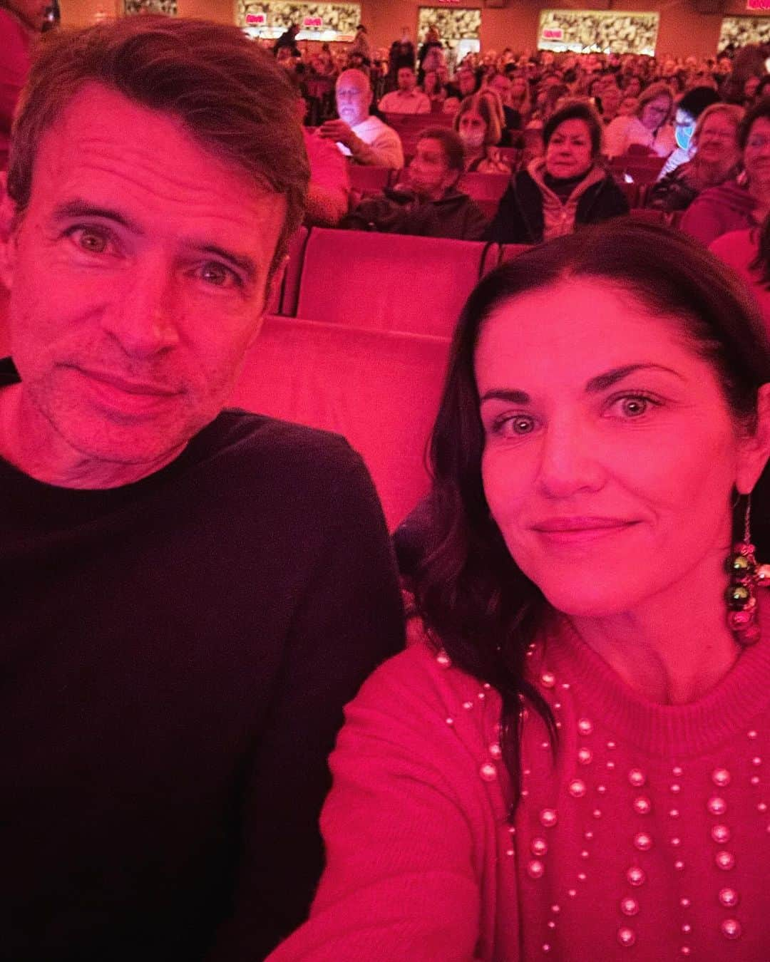 スコット・フォーリーさんのインスタグラム写真 - (スコット・フォーリーInstagram)「2 families, 1 amazing holiday outing!  If you’re in NYC and get the chance, go to @radiocitymusichall and see the @therockettes Christmas Spectacular. It has become an annual tradition for our family and we were so excited to share it with one of @themeanchick oldest friends @michellelee010911 and her family. And to top it off, true indulgence at @blacktapnyc.  Between the burger and that HUGE milkshake our nights were made!」12月14日 8時25分 - scottkfoley