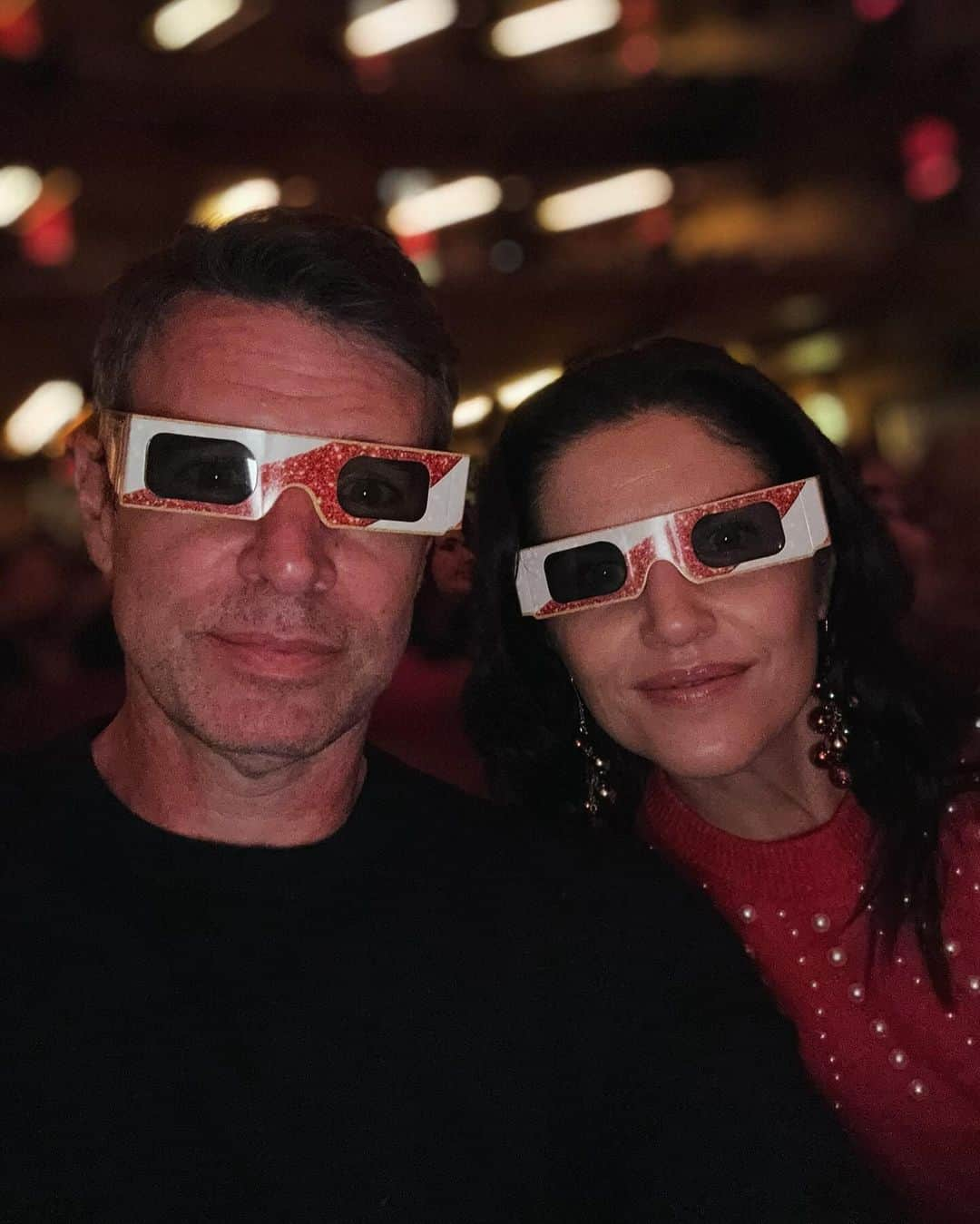 スコット・フォーリーさんのインスタグラム写真 - (スコット・フォーリーInstagram)「2 families, 1 amazing holiday outing!  If you’re in NYC and get the chance, go to @radiocitymusichall and see the @therockettes Christmas Spectacular. It has become an annual tradition for our family and we were so excited to share it with one of @themeanchick oldest friends @michellelee010911 and her family. And to top it off, true indulgence at @blacktapnyc.  Between the burger and that HUGE milkshake our nights were made!」12月14日 8時25分 - scottkfoley