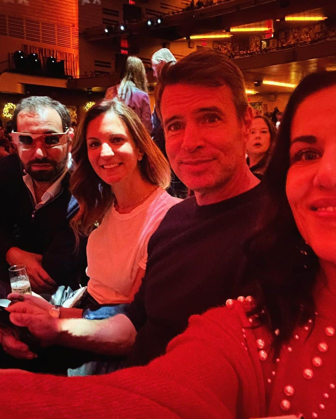 スコット・フォーリーさんのインスタグラム写真 - (スコット・フォーリーInstagram)「2 families, 1 amazing holiday outing!  If you’re in NYC and get the chance, go to @radiocitymusichall and see the @therockettes Christmas Spectacular. It has become an annual tradition for our family and we were so excited to share it with one of @themeanchick oldest friends @michellelee010911 and her family. And to top it off, true indulgence at @blacktapnyc.  Between the burger and that HUGE milkshake our nights were made!」12月14日 8時25分 - scottkfoley