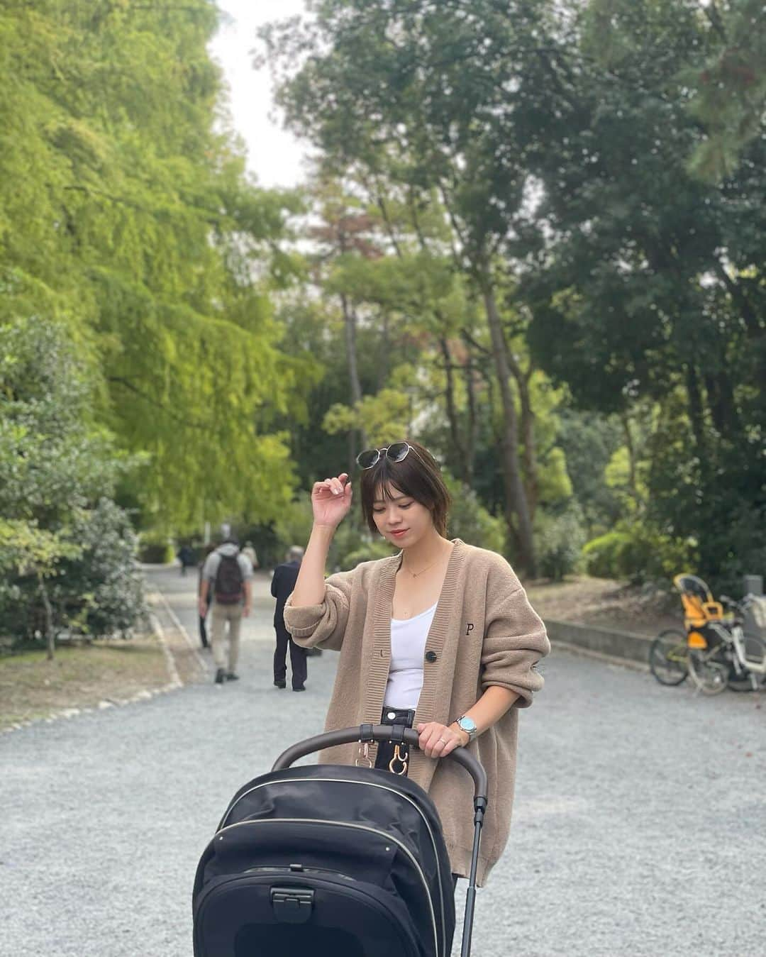 武井玲奈さんのインスタグラム写真 - (武井玲奈Instagram)「. とある日の公園コーデ⛲️  最近コーデ考えるのもめんどくさくて というか、頭がそこまでまわらん！笑 他に考えることがありすぎてw  産後記憶力が減るって言うの めっちゃ実感できてる😂😂  脳内パンク状態で 自分がめっちゃアホになってる気するw  最近はよだれ、鼻水をふかれるので いつも洋服さんたちは どえらいことになってます🫨  ┈┈┈┈┈┈┈┈┈┈  cardigan : @shein_japan  商品ID 11364572  inner : @uniqlo_jp   denim : @shein_japan  商品ID 12365269  プチプラ様様っ🥹🥹💓💓  動き回るようになったら 泥とか砂とか服につけられるように なるんやろな〜👻👻  #ママコーデ #お散歩コーデ #公園コーデ #産後コーデ #ママスタグラム #ママファッション  #ベビーカーコーデ #プチプラコーデ #ootd #uniqlo #shein」12月14日 8時29分 - takeirena