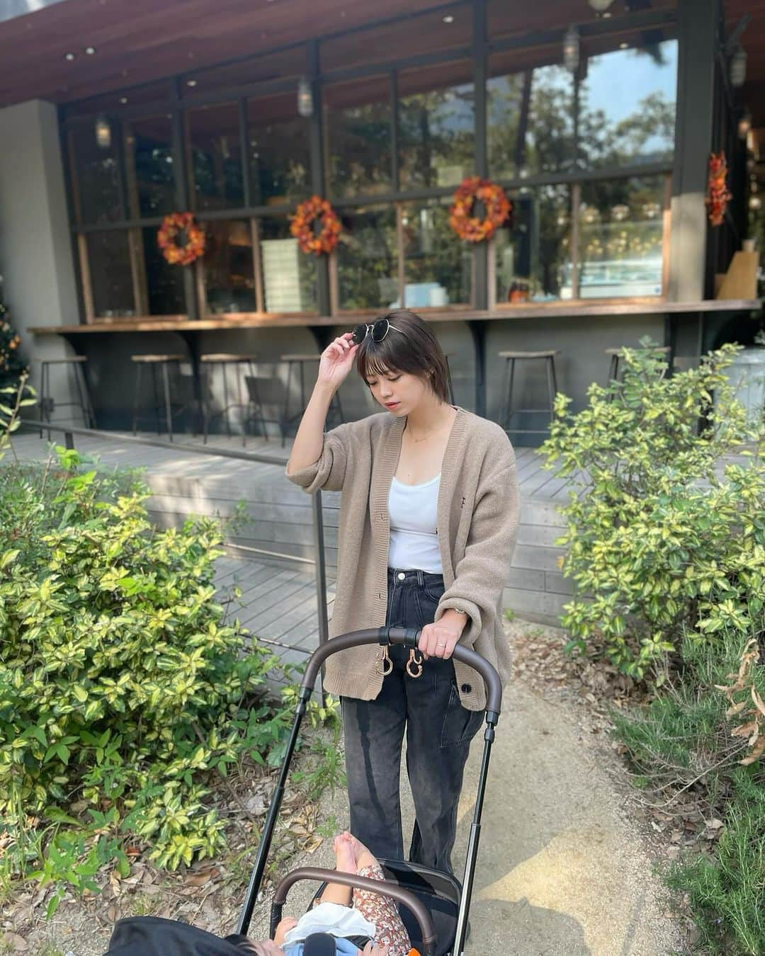 武井玲奈のインスタグラム：「. とある日の公園コーデ⛲️  最近コーデ考えるのもめんどくさくて というか、頭がそこまでまわらん！笑 他に考えることがありすぎてw  産後記憶力が減るって言うの めっちゃ実感できてる😂😂  脳内パンク状態で 自分がめっちゃアホになってる気するw  最近はよだれ、鼻水をふかれるので いつも洋服さんたちは どえらいことになってます🫨  ┈┈┈┈┈┈┈┈┈┈  cardigan : @shein_japan  商品ID 11364572  inner : @uniqlo_jp   denim : @shein_japan  商品ID 12365269  プチプラ様様っ🥹🥹💓💓  動き回るようになったら 泥とか砂とか服につけられるように なるんやろな〜👻👻  #ママコーデ #お散歩コーデ #公園コーデ #産後コーデ #ママスタグラム #ママファッション  #ベビーカーコーデ #プチプラコーデ #ootd #uniqlo #shein」