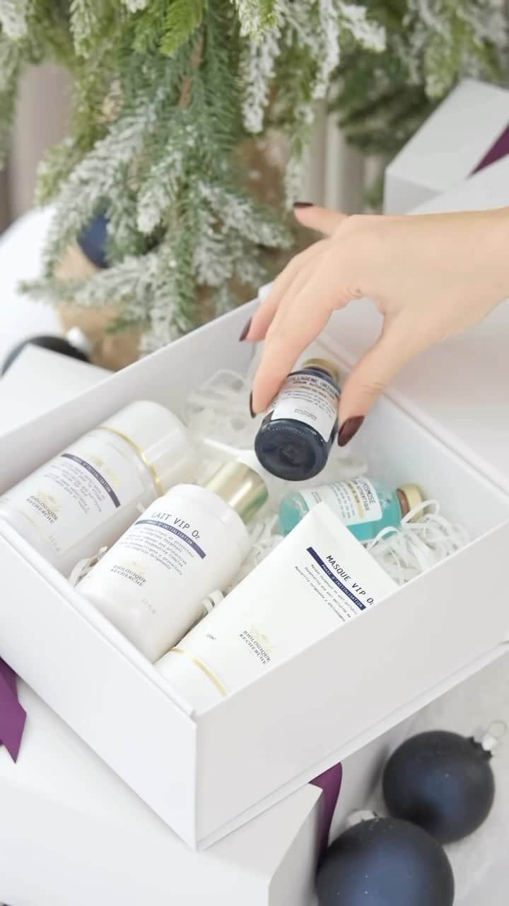 Biologique Recherche USAのインスタグラム：「Let it glow! ❄️✨  Elevate your skincare regimen with the gift of personalized products tailored to your Skin Instant©.  Reach out to your local Biologique Recherche spa center, visit MyBR.com, or stop by our flagship spa in Los Angeles @biologique_recherche_la 🎁  Reel: @apricot_spa   #BiologiqueRecherche #FollowYourSkinInstant #BuildingBetterSkin #radiantskin #wellnesswithBR #BRHolidayGlow #holidayglow」