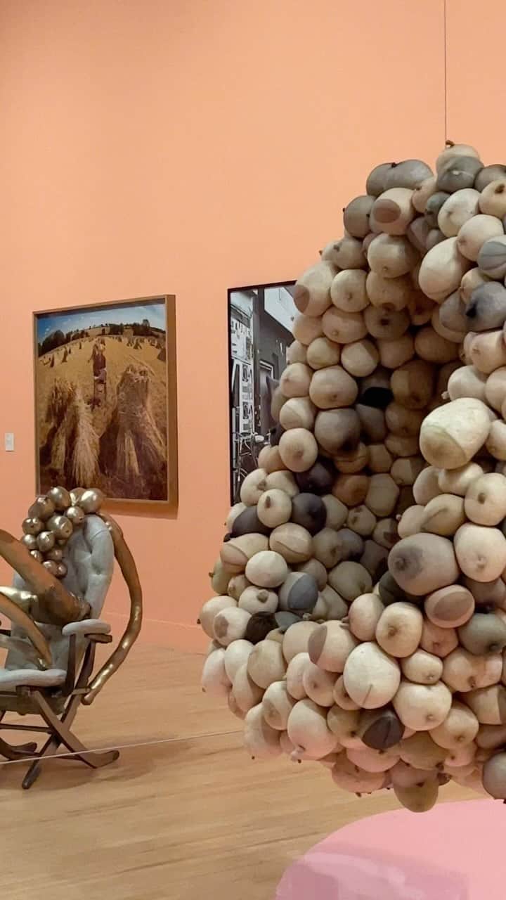 テート・ギャラリーのインスタグラム：「‘It turns out, surprisingly you may think, that a saggy tit is very expressive.’ 🪑 🍳  There’s less than a month left to see Sarah Lucas’s #HAPPYGAS at Tate Britain! Explore Lucas’s work as it challenges and confronts our understanding of sex, class and gender, combining humour, violence and her playful use of ‘everyday stuff’.   Members go free. Until 14 January 2024. 🎟️  Sarah Lucas: HAPPY GAS is supported by Burberry」