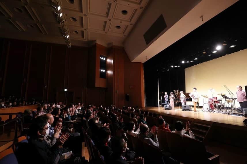 島田奈央子さんのインスタグラム写真 - (島田奈央子Instagram)「平井景スペシャル＠奈良学園前ホールコンサート、大盛況でした！お越し頂きました皆さま、本当に有難うございました！  東京に続き、1曲目から演奏もお客様も熱量が凄くて、「このままラストまでいくか⁉️」と思うほど、大変盛り上がりました。その後も曲毎に繰り広げられる世界観。 オリジナル曲「風雲」は、息を呑むほどの迫力と感動がありました。  今回のコンサートで発表した新曲3曲も大好評で、終演後には沢山の方からCDを求められました。(いつか是非、作品にして欲しい)  今年最後のコンサート。本当に最高の夜でした！  平井景スペシャル～奈良～  平井 景 (Drums, 作曲) 山崎 千裕 (Trumpet) 寺地 美穂 (Sax) 青柳 誠 (Piano) 村上 聖 (Bass) 12/10＠奈良・学園前ホール  撮影　矢部志保」12月13日 23時43分 - nao_somethingjazzy