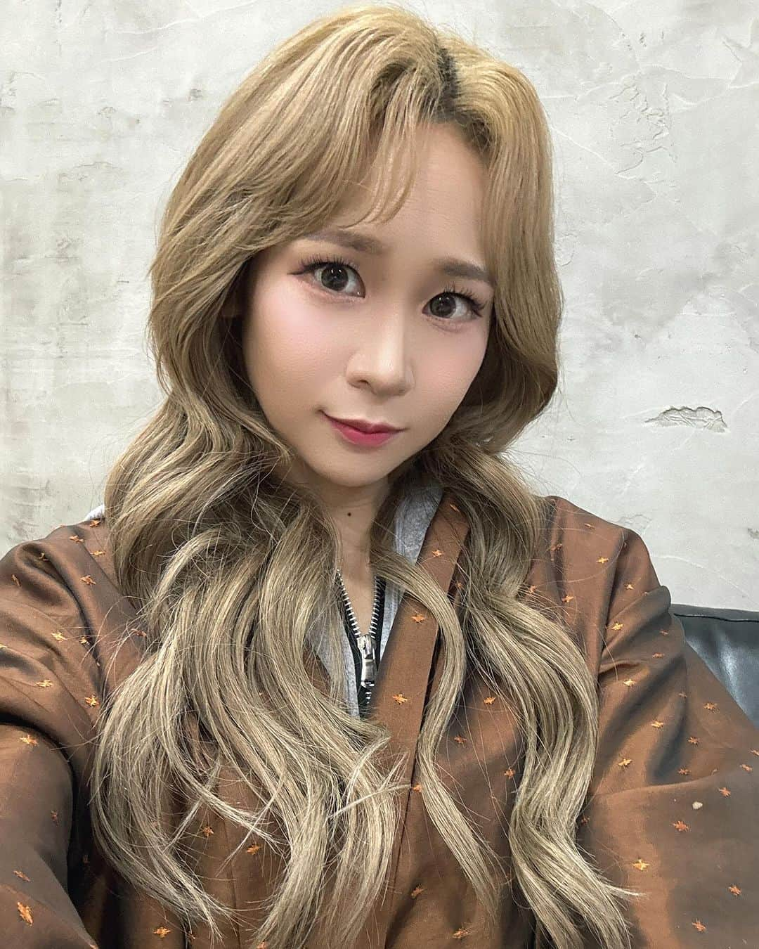 Arisa Nanaseのインスタグラム：「韓国ヘアメイク🇰🇷💄어때요?  BTSやTWICEも撮影したことがある所で撮影してるよ！ヘアメイクもお任せで、お願いしたら自分じゃできないほど丁寧でめちゃくちゃ可愛い😍 写真はデータまだだけど、スマホでも撮ってくれたのストーリーにアップしてるから見てみてね👀🩷 韓国ドレスも韓国メイクも日本人に人気の理由がわかりました✨ メイク、家帰ってからどこどうしてたのか？研究して自分でもできるようになりたい🥰 #韓国メイク　#韓国ヘア　#韓国　#撮影　#韓国アイドルメイク #韓国ヘアスタイル #ロングヘア　#金髪ロング　#モデル　#女優　#韓国女優ヘア #韓国女優メイク」