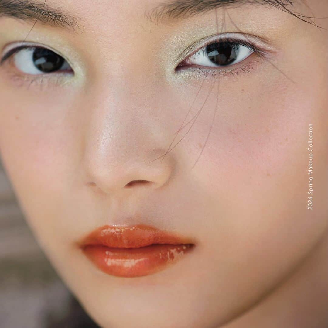 celvoke.jpさんのインスタグラム写真 - (celvoke.jpInstagram)「Celvoke　24Spring Makeup Collection  Nostalgic Breeze 解放。癒しのエナジー  渚のそよ風。ゆるやかな陽だまり  果てしない時間の蓄積が生む、ノスタルジックな地球のエネルギー。 穏やかに心をゆるめ、“コア”をあたたかく包み込む。  やがて訪れる幸福感。 満たされてゆく中で見つける、新しい自分。 きらめく、柔らかな光の中でふくらむエナジー。  Celvoke 2024 Spring Makeup Collectionが描くヒーリングの世界は、 どこまでも心地よく、しなやかな強さをチャージしていく。  ■ご予約：2023年12月22 日（金） ■全国発売：2024年1月1 日（月）  ・NEW PRODUCT　モイステン リップドロップ 全5色（限定1色）￥3,300（tax in） みずみずしさを湛えた色の艶膜がフレッシュでモードな表情を引き出す。 軽やかに色づくセラムグロス。  ・NEW PRODUCT　ポリフォニック ブラッシュ 全4色　￥5,390（tax in） みずみずしさを湛えた色の艶膜がフレッシュでモードな表情を引き出す。 軽やかに色づくセラムグロス。  ・NEW PRODUCT　ススキ ブラシ ￥5,500（tax in）  【人気製品から地球のエナジーを感じる鮮やかでシアーな新色も登場！】  ・ヴァティック アイズ 全3色　￥2,200（tax in） センシュアルなアースカラーとツヤが導く、アライヴな透明感。 異なる質感で奥ゆきと高揚を描くブラッシュカラー  ・インディケイト アイブロウパウダー 全1種　￥3,850（tax in）  ・イラボレート ジェル アイライナー 全3色　￥3,080（tax in）  ・クレイヴド ネイルポリッシュ 全1色　￥2,640（tax in）  #Celvoke #セルヴォーク #モイステンリップドロップ #セラムグロス #24春メイク #新発売 #Collection #限定 #ポリフォニックブラッシュ #イラボレートジェルアイライナー #ヴァティックアイズ #メイク #クレイヴドネイルポリッシュ #インディケイトアイブロウパウダー」12月13日 23時46分 - celvoke.jp