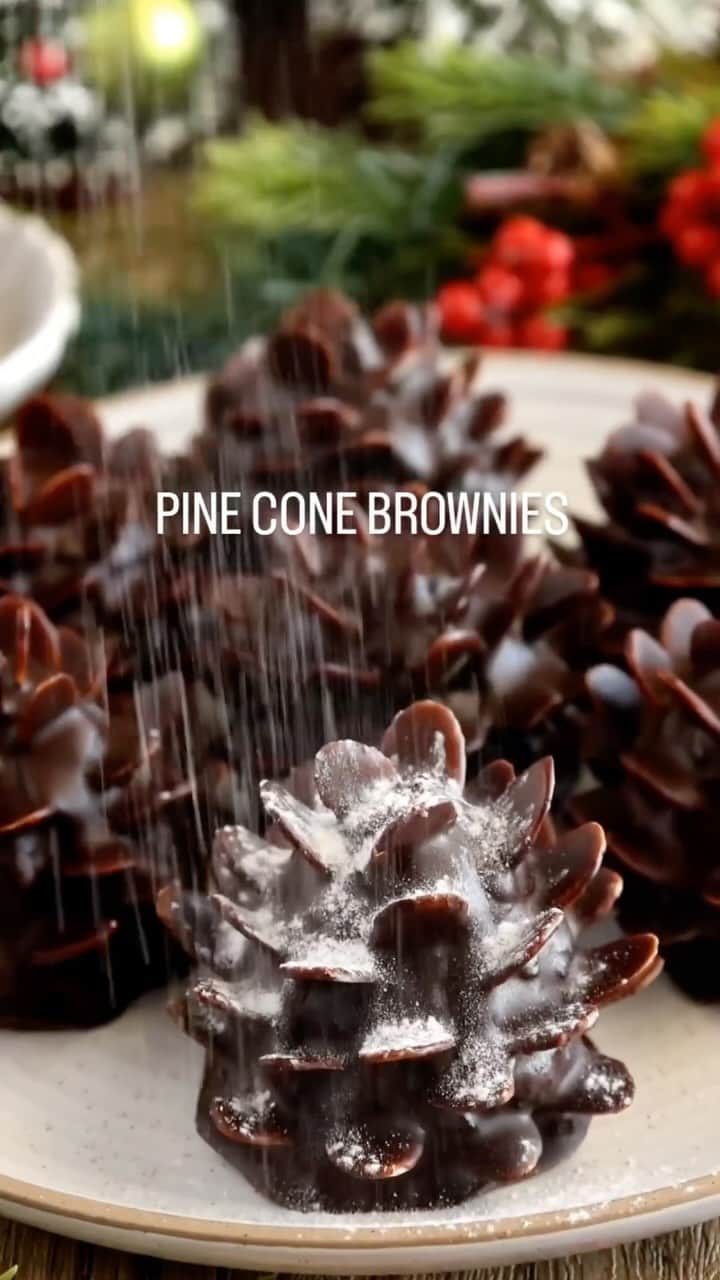Sharing Healthy Snack Ideasのインスタグラム：「T’s the season to eat whatever you want 😍  Pine Cone Brownies 🎄 (gluten-free, vegan, paleo friendly) by @colorful_superfoodie  Save and follow for more fun, healthier holiday recipes ❤️  Ingredients: • GF Fudgey Brownie mix of choice(@simplemills works best) • Sliced almonds(If you can’t do almonds, use cereal flakes instead) • 9 oz chocolate chips • 1-2 tsp coconut oil(use more if your chocolate is very thick) • Powdered sugar or powdered monk fruit  Directions: 1) Make your brownie mix accordingly to the instructions(make sure to not over bake them so they will be somewhat gooey in the middle and easy to work with) Bake your brownie mix and then let it cool down for a few minutes. 2) Take the baked brownie mixture and remove any really crispy parts then form into about 12 cone shapes.(kinda like you would a cake pop) 3) Place the almond slices in and around the brownie cones(carefully because they are fragile), making the pine cone look full with “scales.” 4) Place the pine cones on a parchment paper lined sheet pan, and stick in the freezer for 30 minutes. 5) Melt the chocolate chips with the coconut oil by heating in a bowl in the microwave in 30-second increments.(Or use a double boiler). 6) Take the pine cones out of the freezer and carefully coat each one with the melted chocolate. Place the pine cone brownies back on the parchment paper to set. 7) Sprinkle some powdered sugar on top for a frosted look and enjoy!  Note: If your brownies didn’t turn out as soft, try crumbling them and mixing with a little bit of frosting like you would a cake pop 👌 You can also try making chocolate cake instead of brownies for this recipe!  #brownierecipe #pineconebrownie #holidaybrownies #chocolatecoveredbrownies #glutenfreebrownies #veganbrownies #refinedsugarfreedessert #christmasdessert」
