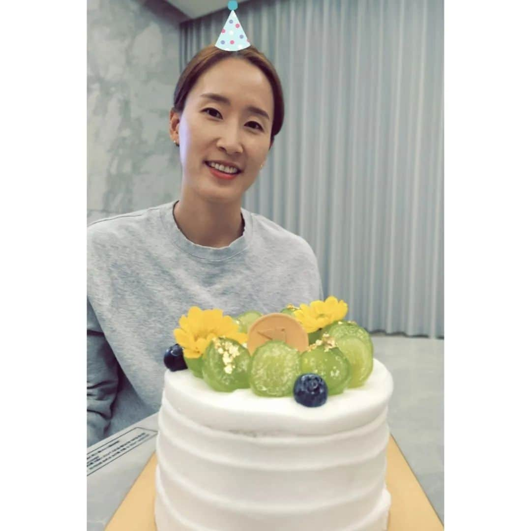 張藝娜のインスタグラム：「#birthday#thankyou  축하해주신 모든 분들 감사합니다 🤗 Thank you for all the birthday wishes.」