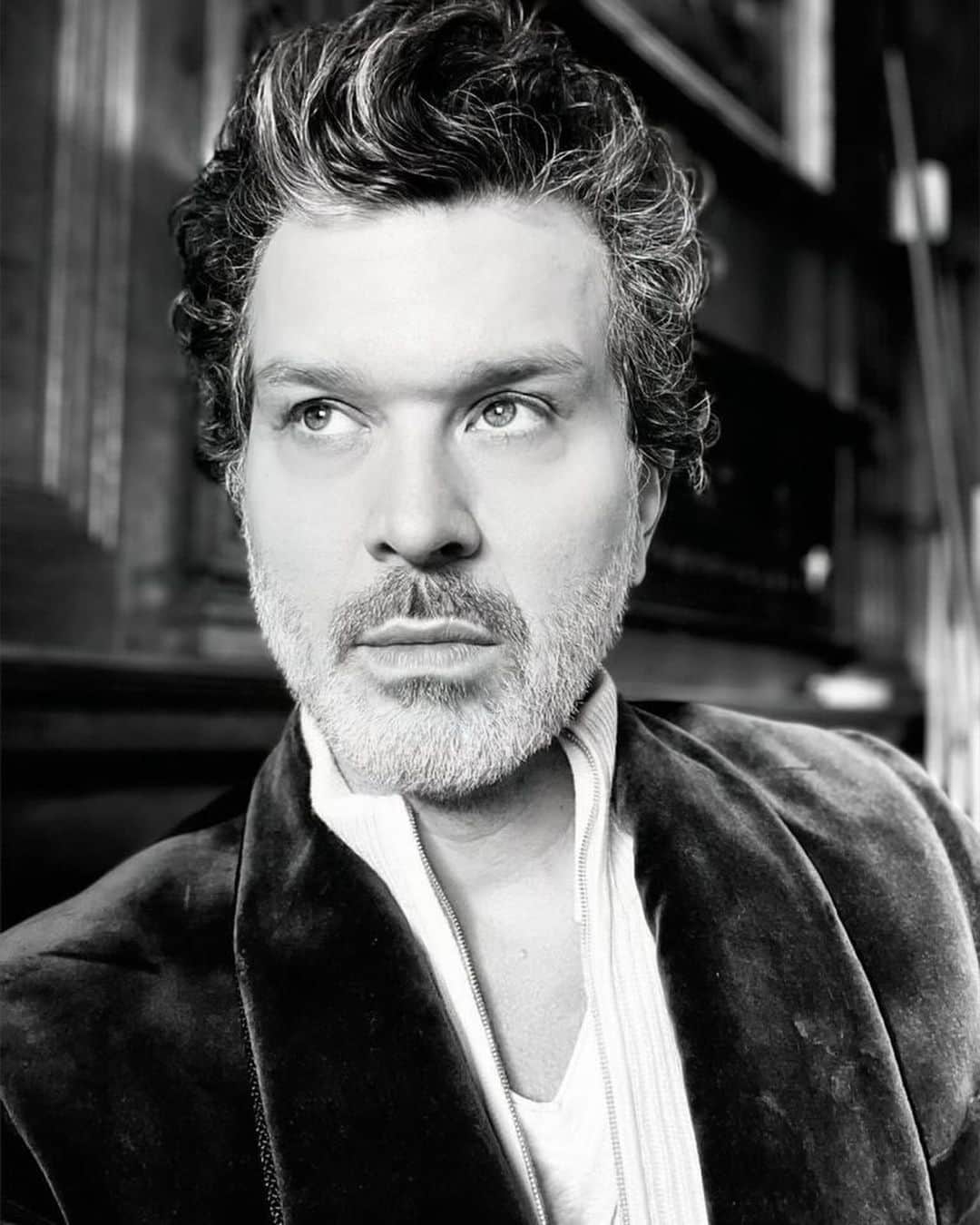 エル・マクファーソンのインスタグラム：「@newandlingwood and @louboutinworld for @doylebramhall2 ..bringing rock and roll to British classics @anna_bromilow」