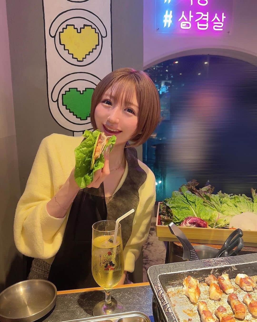 駒井まちさんのインスタグラム写真 - (駒井まちInstagram)「▶️ 大阪梅田/ 韓国料理バブ( @umeda.bab )   こんなに色んな野菜を一緒に食べられる サムギョプサルは初めて🫣ˊ˗ つけだれの種類も豊富で 次はどれで食べようかと考えるのも楽しかった☺️☺️  サイドメニューも韓国系のドリンクも充実していて 大好きなチュモッパも具沢山で本当に美味しい🤤 チーズトッポギもこれでもか！のチーズ  店内はK-POPのアイドルのMVが流れていて 女子会グループだったり お父さん世代の男性グループの方がいらっしゃったり 様々な年代の方で賑わっていました🙆‍♀️  最後に余った野菜をスムージーにしてくれたので 余す事なく新鮮な野菜を食べることができ大満足☺️🥬  野菜欲も肉欲もしっかり満たされましたよ✌️💯  大人気店なので予約されることを おすすめします🐷⚠️  〰︎〰︎〰︎〰︎〰︎〰︎〰︎〰︎〰︎〰︎〰︎〰︎  #韓国料理バブ #韓国料理バブ梅田店 #梅田ディナー #梅田ランチ #梅田女子会 #梅田韓国料理 #大阪韓国料理 #韓国料理  #梅田サムギョプサル #サムギョプサル  #サムギョプサル食べ放題 #食べ放題」12月13日 23時51分 - _komaimachi_