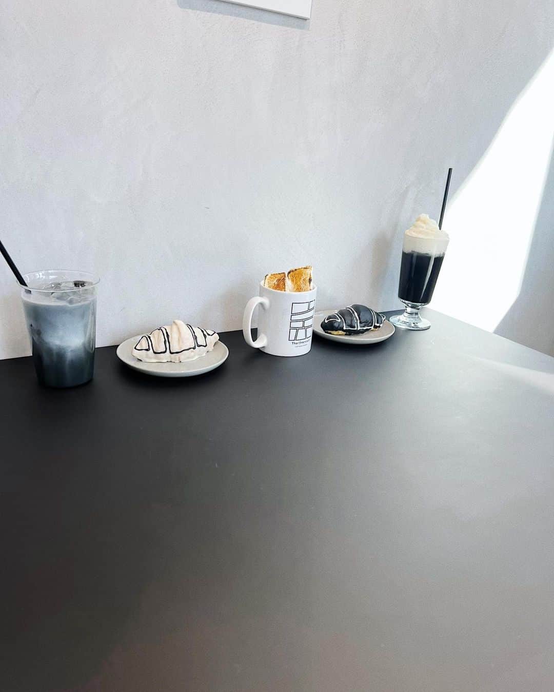 中島奈津希さんのインスタグラム写真 - (中島奈津希Instagram)「☕️🖤🩶🤍🌜 ⁡ ⁡ ⁡ ⁡ 夜の投稿だけど、、、いいんです！笑 (その理由は最後に🤫) ⁡ ⁡ ⁡ ⁡ ⁡ ⁡ ⁡ ⁡ 「少年ジャンプ+」に掲載中の作品が飾られていて、 新しいマンガの楽しみ方を提案してくれるカフェギャラリー #TheUnknownCafeGalleryHarajuku (@ukcg_jp )の 新しいメニューを取材させていただきました🖼️☕️ ⁡ ⁡ 原宿にあるのだけど 実は普通にプライベートで歩いてる時に お洒落なカフェだねって話してたところだったの！笑 ⁡ ⁡ 店内も全てモノトーンでメニューまでモノトーン🐼 写真1枚目に載ってるモノクロクロワッサンは インパクト大だよね🥐🖤🤍 因みに、ホイップがのったドリンクはレモネードなの🍋🖤(脳がバグります笑) ⁡ ⁡ ⁡ 12/15からはモノクロメニューに加えて オープンサンド、ドーナツ、マフィン、スコーン、プリンなどポップでカラフルなスタンダードメニューが登場🎨🌈 店内で焼き上げたベイクメニューが最高に美味しくて🥹❤️ どれもボリューム満点なのに パクパク食べられちゃう！ ⁡ ⁡ ⁡ ⁡ ⁡ ⁡ ⁡ 個人的におすすめポイントは なんと 朝の11時から夜の11時までやってるカフェなの🌝🌚 ⁡ お洒落な店内やかわいいフードメニューはもちろん最高なのだけど、 原宿で夜までやってるお洒落なカフェって少ないからめちゃくちゃ嬉しい🥹🖤🩶🤍 ⁡ ⁡ ぜひ行ってみてね🖤🩶🤍 ⁡ ☁️☁️☁️☁️☁️☁️☁️☁️☁️☁️☁️☁️☁️☁️☁️ #cafe#harajuku#harajukucafe#カフェ#原宿カフェ#カフェ巡り#お洒落カフェ#少年ジャンププラス#漫画　#クロワッサン#モノクロカフェ」12月13日 23時53分 - nakajima_natsuki