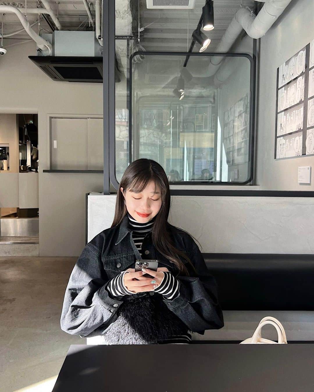 中島奈津希さんのインスタグラム写真 - (中島奈津希Instagram)「☕️🖤🩶🤍🌜 ⁡ ⁡ ⁡ ⁡ 夜の投稿だけど、、、いいんです！笑 (その理由は最後に🤫) ⁡ ⁡ ⁡ ⁡ ⁡ ⁡ ⁡ ⁡ 「少年ジャンプ+」に掲載中の作品が飾られていて、 新しいマンガの楽しみ方を提案してくれるカフェギャラリー #TheUnknownCafeGalleryHarajuku (@ukcg_jp )の 新しいメニューを取材させていただきました🖼️☕️ ⁡ ⁡ 原宿にあるのだけど 実は普通にプライベートで歩いてる時に お洒落なカフェだねって話してたところだったの！笑 ⁡ ⁡ 店内も全てモノトーンでメニューまでモノトーン🐼 写真1枚目に載ってるモノクロクロワッサンは インパクト大だよね🥐🖤🤍 因みに、ホイップがのったドリンクはレモネードなの🍋🖤(脳がバグります笑) ⁡ ⁡ ⁡ 12/15からはモノクロメニューに加えて オープンサンド、ドーナツ、マフィン、スコーン、プリンなどポップでカラフルなスタンダードメニューが登場🎨🌈 店内で焼き上げたベイクメニューが最高に美味しくて🥹❤️ どれもボリューム満点なのに パクパク食べられちゃう！ ⁡ ⁡ ⁡ ⁡ ⁡ ⁡ ⁡ 個人的におすすめポイントは なんと 朝の11時から夜の11時までやってるカフェなの🌝🌚 ⁡ お洒落な店内やかわいいフードメニューはもちろん最高なのだけど、 原宿で夜までやってるお洒落なカフェって少ないからめちゃくちゃ嬉しい🥹🖤🩶🤍 ⁡ ⁡ ぜひ行ってみてね🖤🩶🤍 ⁡ ☁️☁️☁️☁️☁️☁️☁️☁️☁️☁️☁️☁️☁️☁️☁️ #cafe#harajuku#harajukucafe#カフェ#原宿カフェ#カフェ巡り#お洒落カフェ#少年ジャンププラス#漫画　#クロワッサン#モノクロカフェ」12月13日 23時53分 - nakajima_natsuki