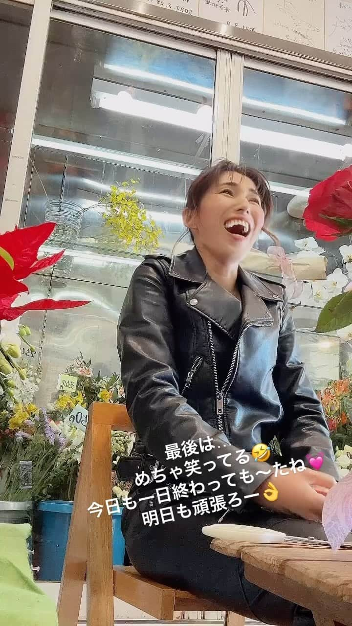 中山千桂子のインスタグラム：「floristday💐  今日は ピアニストの浅井久視子さんのバースデーフラワーを🌹 12/23のコンサート楽しみです✨ 詳しくは浅井さんのSNSをチェック @kumikossss   今日もお疲れ様でした🙌 また明日💐  #徳島花屋 #フルールアベ #フローリスト #バースデー #誕生日 #お祝い #お祝いにはお花を贈ろう #ハッピーバースデー #大爆笑 #笑いすぎてシワ増えた」