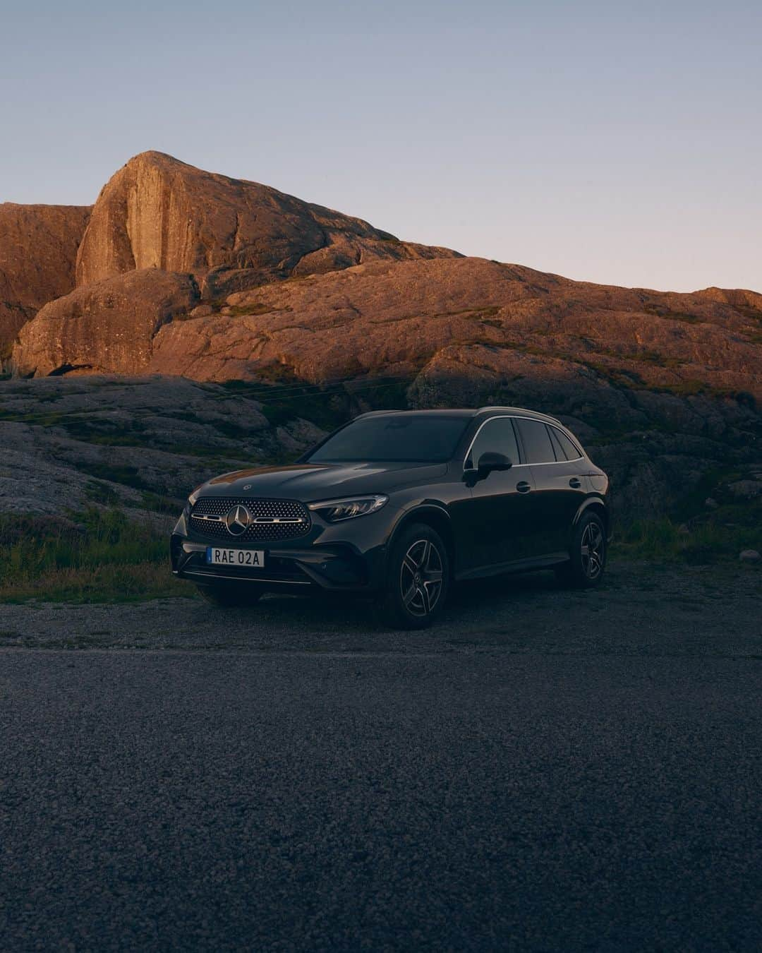 メルセデス・ベンツのインスタグラム：「Explore new roads with the #GLC.  📷 @paul_nitschmann for #MBcreator  #MercedesBenz」