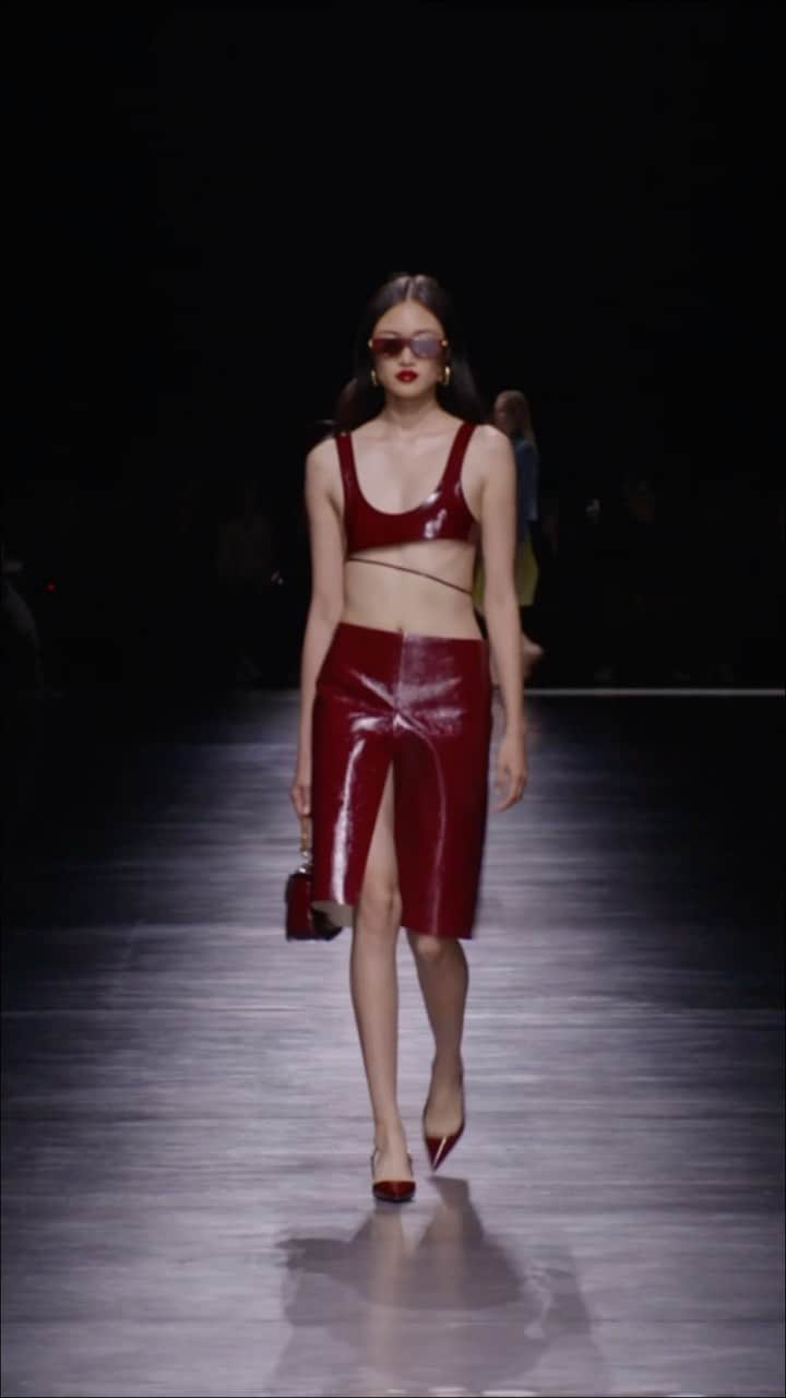 Vogue Parisのインスタグラム：「Which is the timeless trend that we will all soon be wanting to adopt? The leather skirt! This sexy yet sophisticated version, spotted at @Gucci, @AcneStudios, @Versace, @LouisVuitton, @MaisonAlaia, will replace our pants and jeans next year. Wear it from day to night.  Quelle sera la tendance intemporelle que l’on voudra adopter ? La jupe en cuir ! Une déclinaison à la fois sexy et sophistiquée repérée chez #Gucci, #AcneStudios, #Versace, #LouisVuitton, #MaisonAlaia, qui remplacera nos pantalons et nos jeans l’année prochaine. À porter de jour comme de nuit.  Video editing @clemablement  #skirt #timelesspiece #runway #voguefrance」