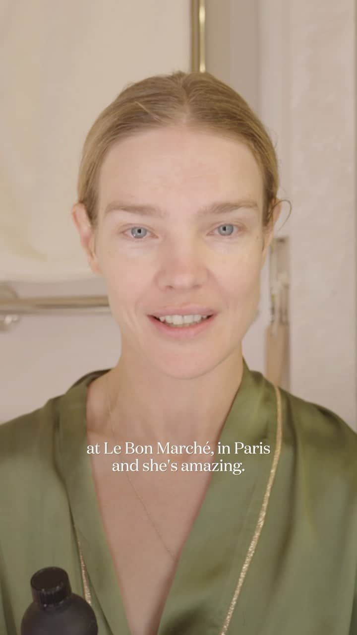 Vogue Parisのインスタグラム：「@Natasupernova welcomed us into her home to share her beauty routine, which combines various influences, including an Ayurvedic treatment: an eye drop solution that soothes tired eyes and gives them a boost.  #NataliaVodianova nous a accueilli chez elle pour partager sa routine beauté, qui mixe diverses influences dont un traitement ayurvédique : une solution de collyre qui donne au regard un effet coup de fouet et soulage les yeux lors d’un trop plein de fatigue.  Director: @tim_jarrosson Journalist: @mdefouilloy Sound: Hubert Rey-Grange Head of Production: @amaurydlcb Production Coordinator: @meryl_marciano Fashion, Social & Video Editor At-Large: @hugocmpn __ Editor: @vnk_editing Post-Producer: @_agatherm __ Social Media Manager: @clemablement Casting Video Manager: @adele_ligerot Casting Video Coordinator: @sarahtauxe  #beautysecrets #beautyroutine #treatment #voguefrance」