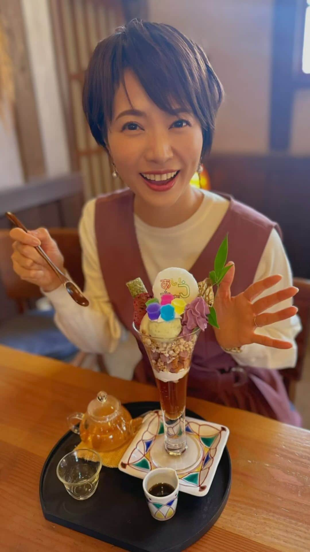 村井美樹のインスタグラム：「#北陸新幹線 のイベントの帰りに加賀温泉郷の山代温泉街をちょこっと旅してきました。 紅殻格子の風情ある街並みが素敵でした☺️ もうすぐ北陸新幹線も延伸するし、今度は宿泊してじっくり旅してみたいな✨  #石川県 #石川旅 #加賀温泉 #加賀温泉郷 #山代温泉  #加賀パフェ #はづちを茶店 #山代温泉古総湯 #丹塗り屋 #九谷焼 #薬王院温泉寺 #白山 #鹿野酒造　#常きげん」