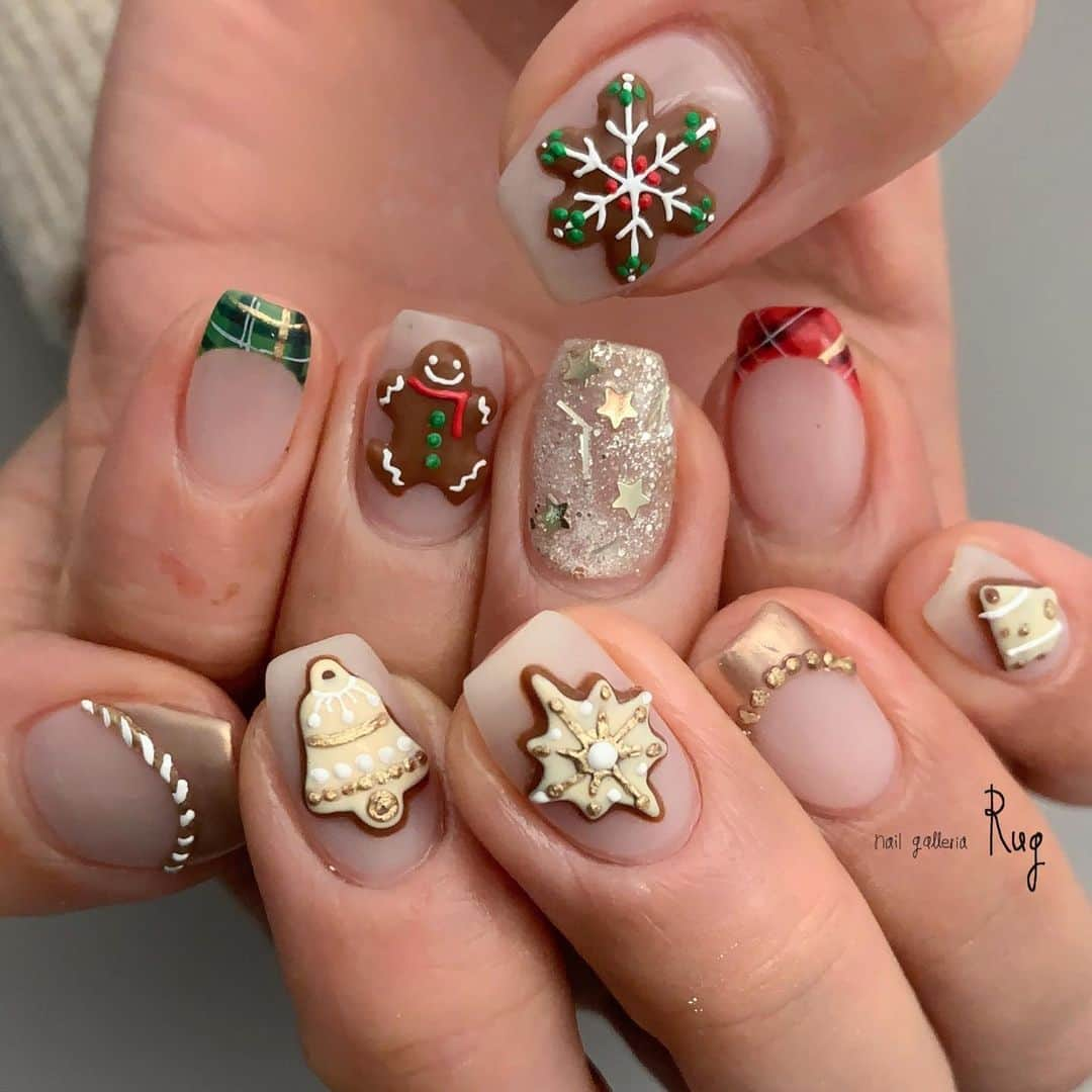 aoki_nailのインスタグラム：「・  左右アシンメトリーの 立体アート アイシングデザイン。 なんてかわいい世界、、🥳  立体アートは 爪の上で直接 ジェルで作成します💫 オーダーありがとうございます＊  nailgalleria  Rug〈ラグ〉 大阪市北区中崎西2-6-3  ペイントD＋アシンメトリー」