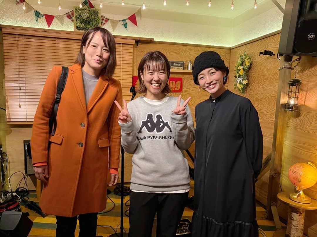 新井恵理那さんのインスタグラム写真 - (新井恵理那Instagram)「まおぴーの歌声は個性的でありながら癒し効果があって、とても魅力的…ふたご座流星群みたいにロマンチック☆ まりさんと行った宇宙まおのライブは、どこか遠くへ飛んでいったような心地よさで。 いいお酒に酔いしれた感覚を思い出しました(=´∀｀) みんな聴いてね♪ #宇宙まお #ライブ #新井恵理那 #centforce」12月14日 0時09分 - elina_arai