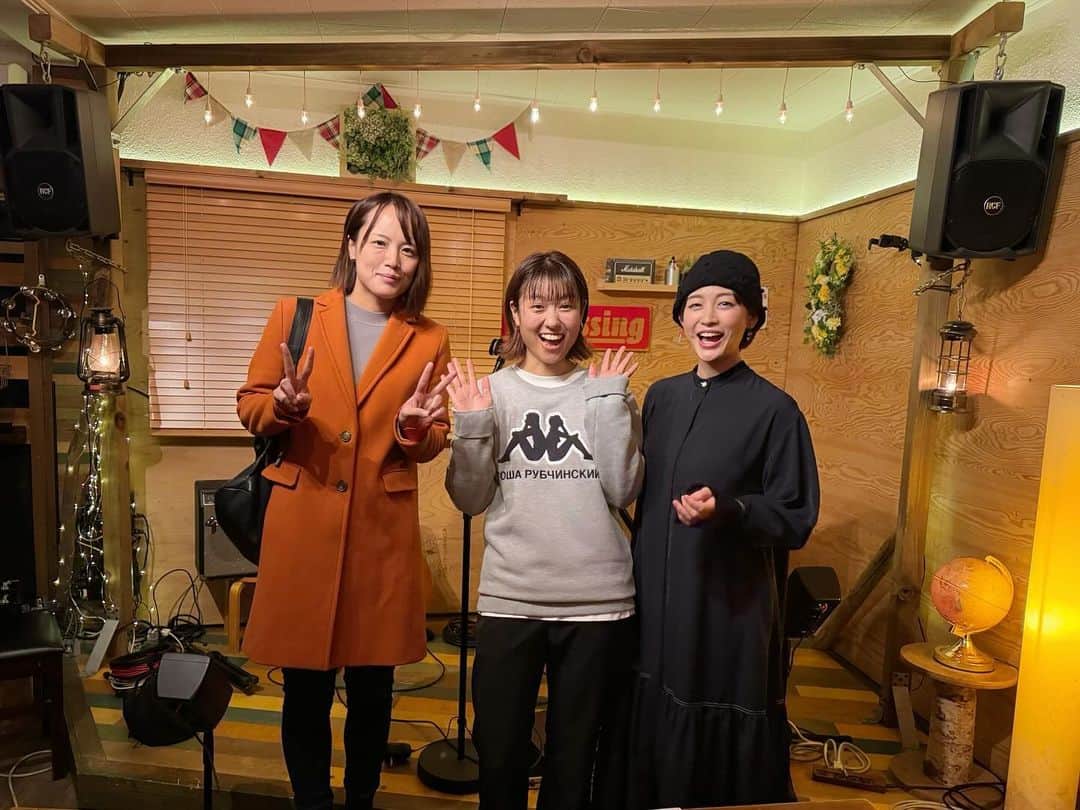 新井恵理那さんのインスタグラム写真 - (新井恵理那Instagram)「まおぴーの歌声は個性的でありながら癒し効果があって、とても魅力的…ふたご座流星群みたいにロマンチック☆ まりさんと行った宇宙まおのライブは、どこか遠くへ飛んでいったような心地よさで。 いいお酒に酔いしれた感覚を思い出しました(=´∀｀) みんな聴いてね♪ #宇宙まお #ライブ #新井恵理那 #centforce」12月14日 0時09分 - elina_arai