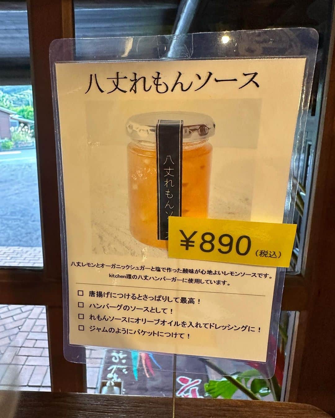 Ami さんのインスタグラム写真 - (Ami Instagram)「初めての八丈島🏝️ たまたま出会った人に、「君の名は」のラストシーンのモデルになった場所が山の頂上にあるよ！と教えてもらい せっかくならと、軽い気持ちで登り始めたのが失敗だった😨 想像の10倍キツく、スロープだと思ってた道が全て階段で、13キロの息子を皆んなで抱っこリレーしながらの登山⛰️ 1人でもギリギリのキツさなのに、、、男性陣には感謝感謝です。。 何度も心折れかけながらも到着した頂上からの景色は素晴らしかったけど、写真じゃなかなか伝わらないのが悔しいです😭 登りもキツかったけど、下りもなかなかのもので... 常につま先体重の、一段一段が高いうえにガタガタで降りるたびに膝に衝撃が走る階段。 下山しきった時、ちょっと泣きました😣 でも、終わってみると、皆んなで共通の思い出が出来た事も、それをやり切れた事も良かったなぁと思います🦵✨  急に始まった登山があまりにも強烈な思い出すぎて長くなってしまったけれど、 八丈島は思ってた以上にあったかく、食べ物も本当にどれも美味しかった‼︎ 郷土料理も美味しい物だらけで、名産のフルーツレモン🍋があまーくって、皆んなにも食べて欲しいなぁ。 あと、星がビックリするくらい綺麗だった！🌠 5分間で流れ星3つ見たよ‼︎‼︎ 海の上にキラキラ光る星達が幻想的であの景色、また観たいな〜。 そして、八丈島は今年、名探偵の映画の舞台になったようで、泊まったホテルもその場所で、行く場所のほとんどが気付いたら映画の聖地巡みたいにな、そんな八丈島旅行でした🌺  ながっ！！！！！！！！！！笑」12月14日 0時28分 - ami_dream05
