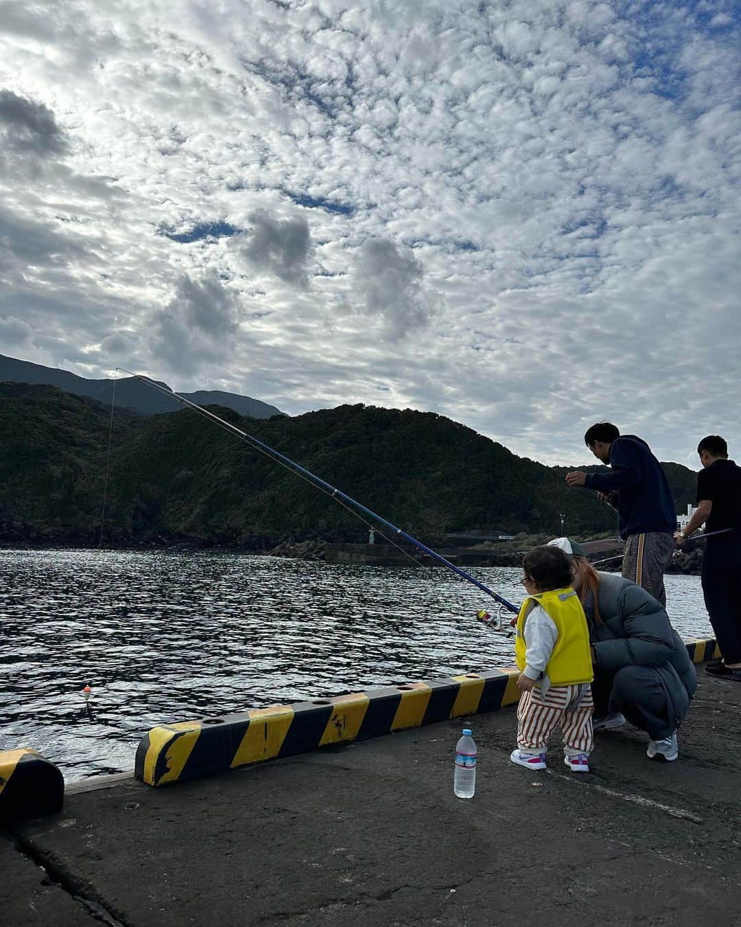 Ami さんのインスタグラム写真 - (Ami Instagram)「初めての八丈島🏝️ たまたま出会った人に、「君の名は」のラストシーンのモデルになった場所が山の頂上にあるよ！と教えてもらい せっかくならと、軽い気持ちで登り始めたのが失敗だった😨 想像の10倍キツく、スロープだと思ってた道が全て階段で、13キロの息子を皆んなで抱っこリレーしながらの登山⛰️ 1人でもギリギリのキツさなのに、、、男性陣には感謝感謝です。。 何度も心折れかけながらも到着した頂上からの景色は素晴らしかったけど、写真じゃなかなか伝わらないのが悔しいです😭 登りもキツかったけど、下りもなかなかのもので... 常につま先体重の、一段一段が高いうえにガタガタで降りるたびに膝に衝撃が走る階段。 下山しきった時、ちょっと泣きました😣 でも、終わってみると、皆んなで共通の思い出が出来た事も、それをやり切れた事も良かったなぁと思います🦵✨  急に始まった登山があまりにも強烈な思い出すぎて長くなってしまったけれど、 八丈島は思ってた以上にあったかく、食べ物も本当にどれも美味しかった‼︎ 郷土料理も美味しい物だらけで、名産のフルーツレモン🍋があまーくって、皆んなにも食べて欲しいなぁ。 あと、星がビックリするくらい綺麗だった！🌠 5分間で流れ星3つ見たよ‼︎‼︎ 海の上にキラキラ光る星達が幻想的であの景色、また観たいな〜。 そして、八丈島は今年、名探偵の映画の舞台になったようで、泊まったホテルもその場所で、行く場所のほとんどが気付いたら映画の聖地巡みたいにな、そんな八丈島旅行でした🌺  ながっ！！！！！！！！！！笑」12月14日 0時28分 - ami_dream05