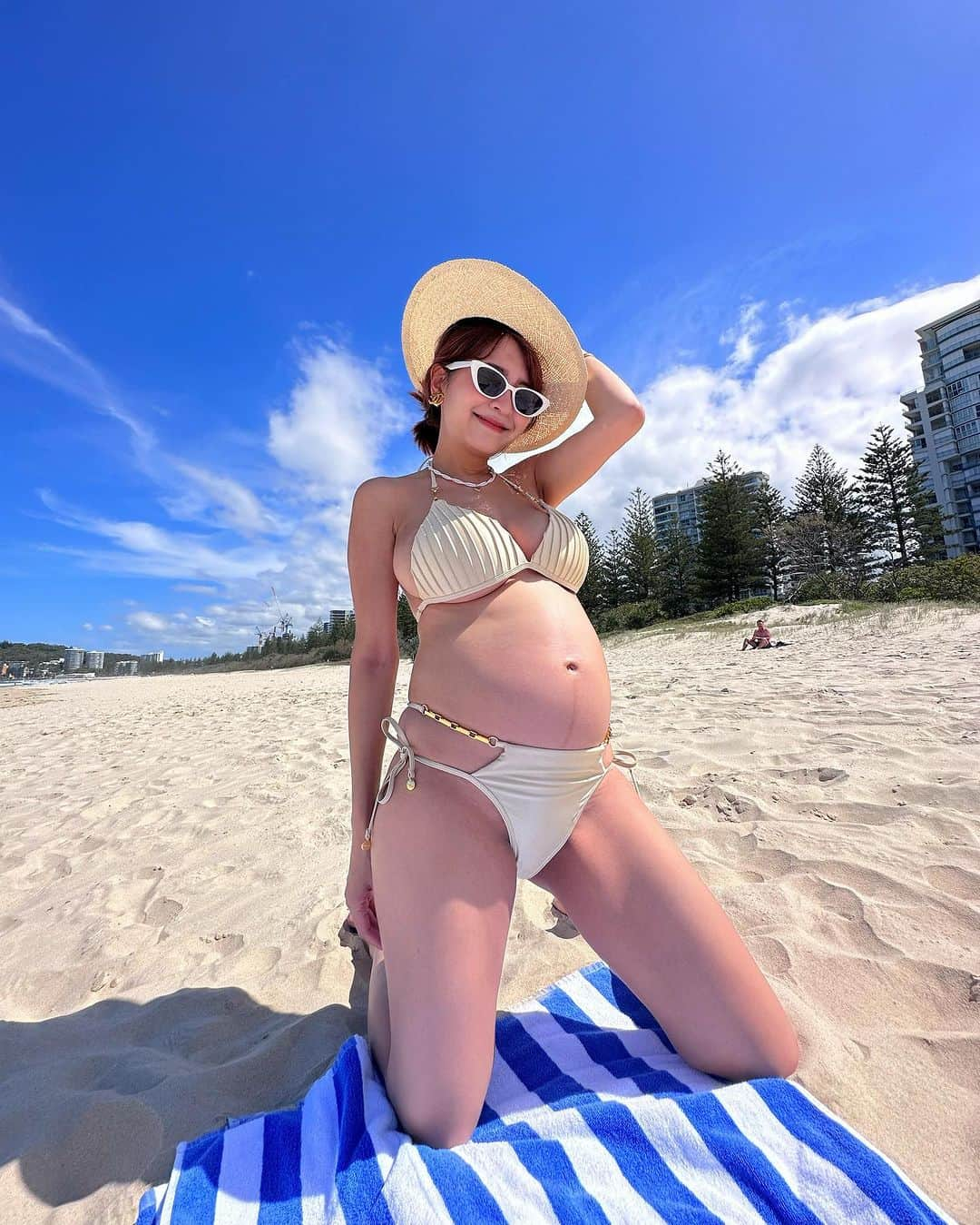 郭圈圈さんのインスタグラム写真 - (郭圈圈Instagram)「☀️sunny day in Gold Coast 🏖 👙 @wave_shine ✨  這套真的美瘋～超愛它的光澤感🐚 - 在Burleigh的海邊都沒什麼人 拍了些照後～想說來確認下晚點七點多要飛墨爾本的行程 安排一下要幾點離開海邊回飯店🏨、拿行李跟去機場的時間之類的，結果打開我們的line相簿驚覺⋯飛機是5點多的？轉頭問昨天跟我說飛機是7點多的阿恩⋯「老公～我們的班機是這個沒錯嗎？」阿恩表示：「對呀⋯⋯⋯」 立馬兩人從悠閒模式開始變成 #落荒而逃 🤯 - 經過一番奔波～最後有順利check in～結果～飛機大～～delay…..最後甚至慢了3個半小時才飛⋯我們到墨爾本飯店的時候已經半夜2點🫠🫠Jet star真的⋯超爛～連一瓶水都沒有補償一下🙃完全沒誠意，更嘔的是延後4小時的話保險才有理賠⋯真的就差這麽一點🤣 只能說幸好最後還是有順利到墨爾本，飯店很好睡😴 . . . #20231108 #圈圈去澳洲 #burleighbeach #美波神器 #waveshine #澳洲 #黃金海岸 #黃金海岸沙灘 #goldcoastbeach #goldcoast #queensland #queenslandtourism #queenslandbeaches」12月14日 0時38分 - helloiamlea