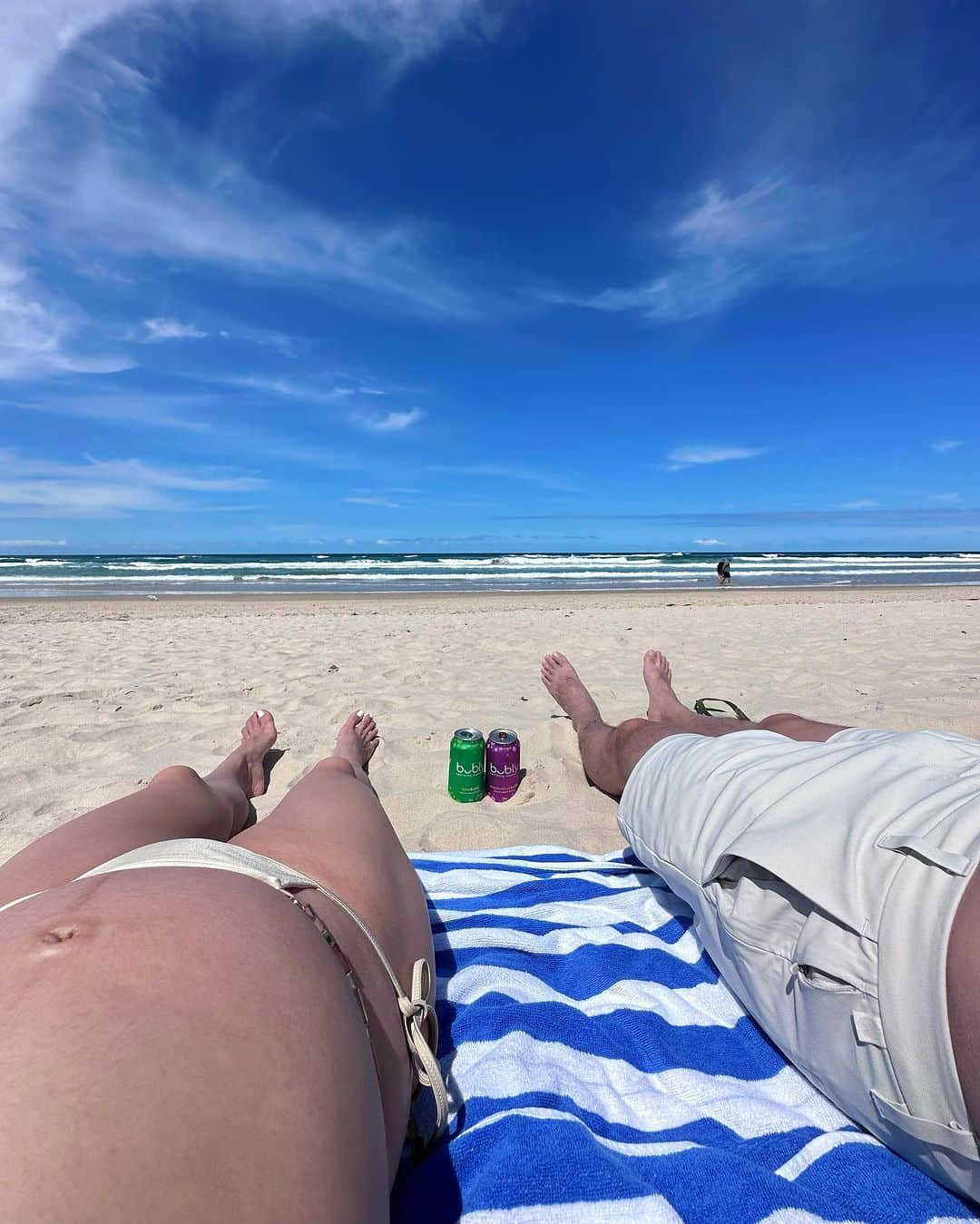 郭圈圈さんのインスタグラム写真 - (郭圈圈Instagram)「☀️sunny day in Gold Coast 🏖 👙 @wave_shine ✨  這套真的美瘋～超愛它的光澤感🐚 - 在Burleigh的海邊都沒什麼人 拍了些照後～想說來確認下晚點七點多要飛墨爾本的行程 安排一下要幾點離開海邊回飯店🏨、拿行李跟去機場的時間之類的，結果打開我們的line相簿驚覺⋯飛機是5點多的？轉頭問昨天跟我說飛機是7點多的阿恩⋯「老公～我們的班機是這個沒錯嗎？」阿恩表示：「對呀⋯⋯⋯」 立馬兩人從悠閒模式開始變成 #落荒而逃 🤯 - 經過一番奔波～最後有順利check in～結果～飛機大～～delay…..最後甚至慢了3個半小時才飛⋯我們到墨爾本飯店的時候已經半夜2點🫠🫠Jet star真的⋯超爛～連一瓶水都沒有補償一下🙃完全沒誠意，更嘔的是延後4小時的話保險才有理賠⋯真的就差這麽一點🤣 只能說幸好最後還是有順利到墨爾本，飯店很好睡😴 . . . #20231108 #圈圈去澳洲 #burleighbeach #美波神器 #waveshine #澳洲 #黃金海岸 #黃金海岸沙灘 #goldcoastbeach #goldcoast #queensland #queenslandtourism #queenslandbeaches」12月14日 0時38分 - helloiamlea