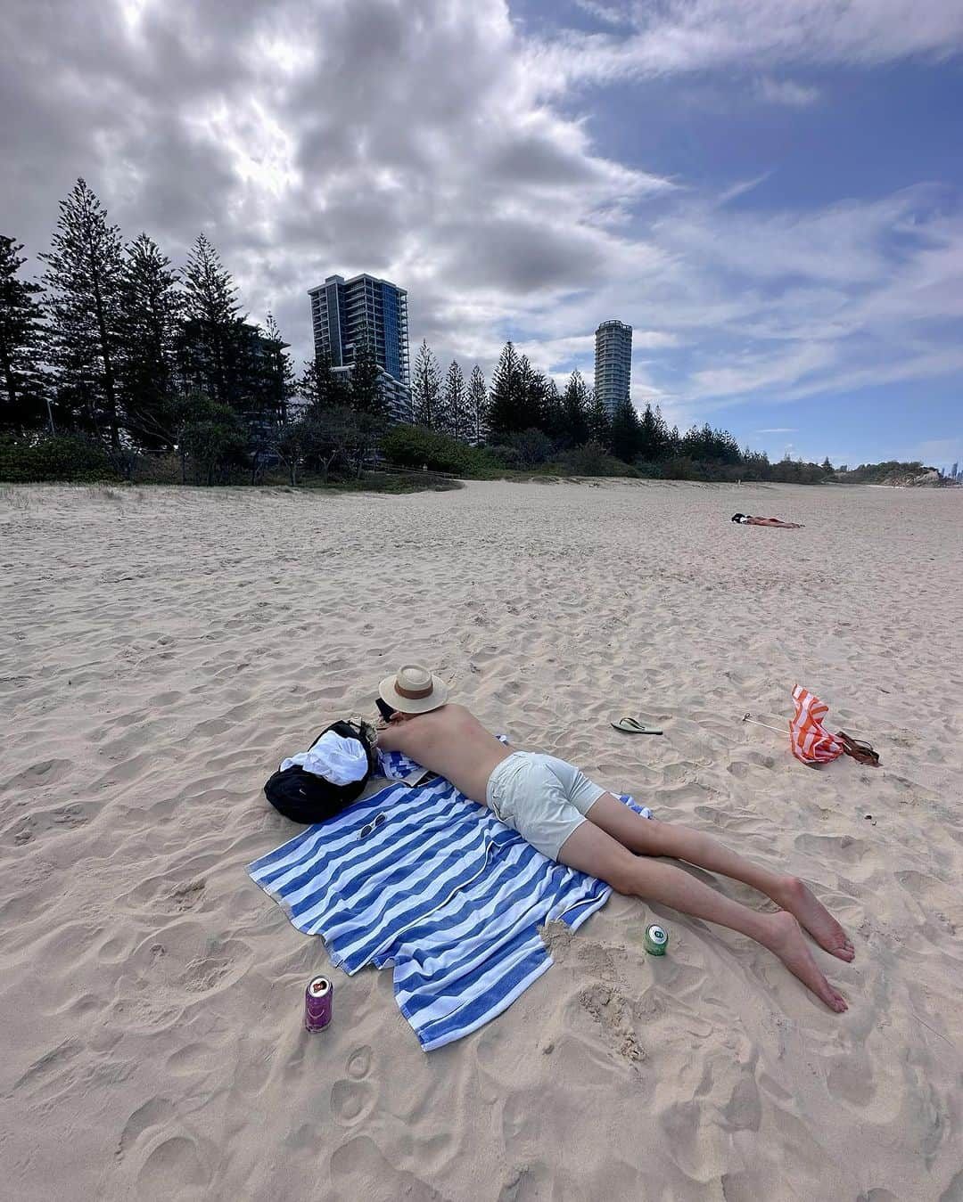 郭圈圈さんのインスタグラム写真 - (郭圈圈Instagram)「☀️sunny day in Gold Coast 🏖 👙 @wave_shine ✨  這套真的美瘋～超愛它的光澤感🐚 - 在Burleigh的海邊都沒什麼人 拍了些照後～想說來確認下晚點七點多要飛墨爾本的行程 安排一下要幾點離開海邊回飯店🏨、拿行李跟去機場的時間之類的，結果打開我們的line相簿驚覺⋯飛機是5點多的？轉頭問昨天跟我說飛機是7點多的阿恩⋯「老公～我們的班機是這個沒錯嗎？」阿恩表示：「對呀⋯⋯⋯」 立馬兩人從悠閒模式開始變成 #落荒而逃 🤯 - 經過一番奔波～最後有順利check in～結果～飛機大～～delay…..最後甚至慢了3個半小時才飛⋯我們到墨爾本飯店的時候已經半夜2點🫠🫠Jet star真的⋯超爛～連一瓶水都沒有補償一下🙃完全沒誠意，更嘔的是延後4小時的話保險才有理賠⋯真的就差這麽一點🤣 只能說幸好最後還是有順利到墨爾本，飯店很好睡😴 . . . #20231108 #圈圈去澳洲 #burleighbeach #美波神器 #waveshine #澳洲 #黃金海岸 #黃金海岸沙灘 #goldcoastbeach #goldcoast #queensland #queenslandtourism #queenslandbeaches」12月14日 0時38分 - helloiamlea