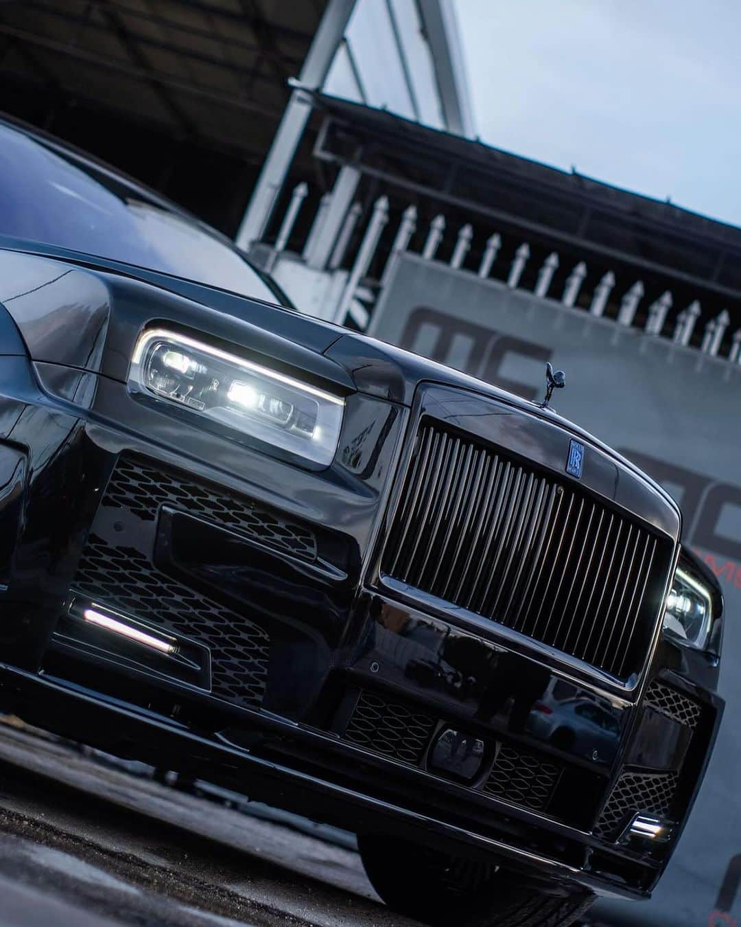 CARLiFESTYLEさんのインスタグラム写真 - (CARLiFESTYLEInstagram)「Widebody Cullinan by @1016industries 🔥  @mccustomsmiami #carlifestyle #cullinan #rollsroyce」12月14日 0時32分 - carlifestyle