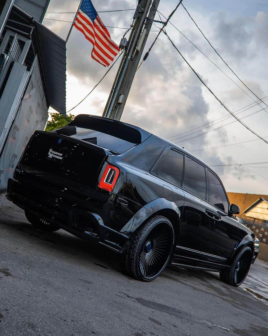 CARLiFESTYLEさんのインスタグラム写真 - (CARLiFESTYLEInstagram)「Widebody Cullinan by @1016industries 🔥  @mccustomsmiami #carlifestyle #cullinan #rollsroyce」12月14日 0時32分 - carlifestyle