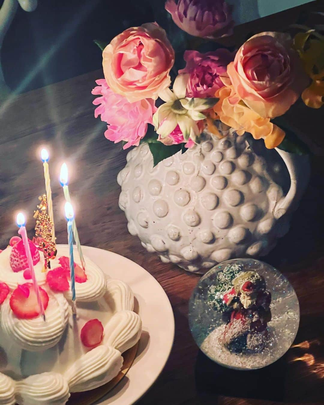 神崎恵のインスタグラム：「・ 「お誕生日おめでとう。自分らしく、無理せず歩んでね」 母からのメッセージで始まった今日。 今年も健やかにこの日を迎えることができました。 元気をくれる家族、友人。 一緒に走ってくれるスタッフ。 支えてくださるみなさまに感謝です。 また更にパワーアップしましたので、 パワフルに、自分らしく。 感謝の心と初心を大切に、粛々と一歩一歩踏み締め進みます。 帰宅すると、息子たちが、お花と、プレゼントと、ケーキを用意してくれていました。 忘れているというか、気づいていないと思っていたから、 びっくり。と。ありがとう。で、またまた涙がでてきました。 あたたかさに包んでもらう日。 たくさんのメッセージ、ありがとうございます。 また頑張れる😌」