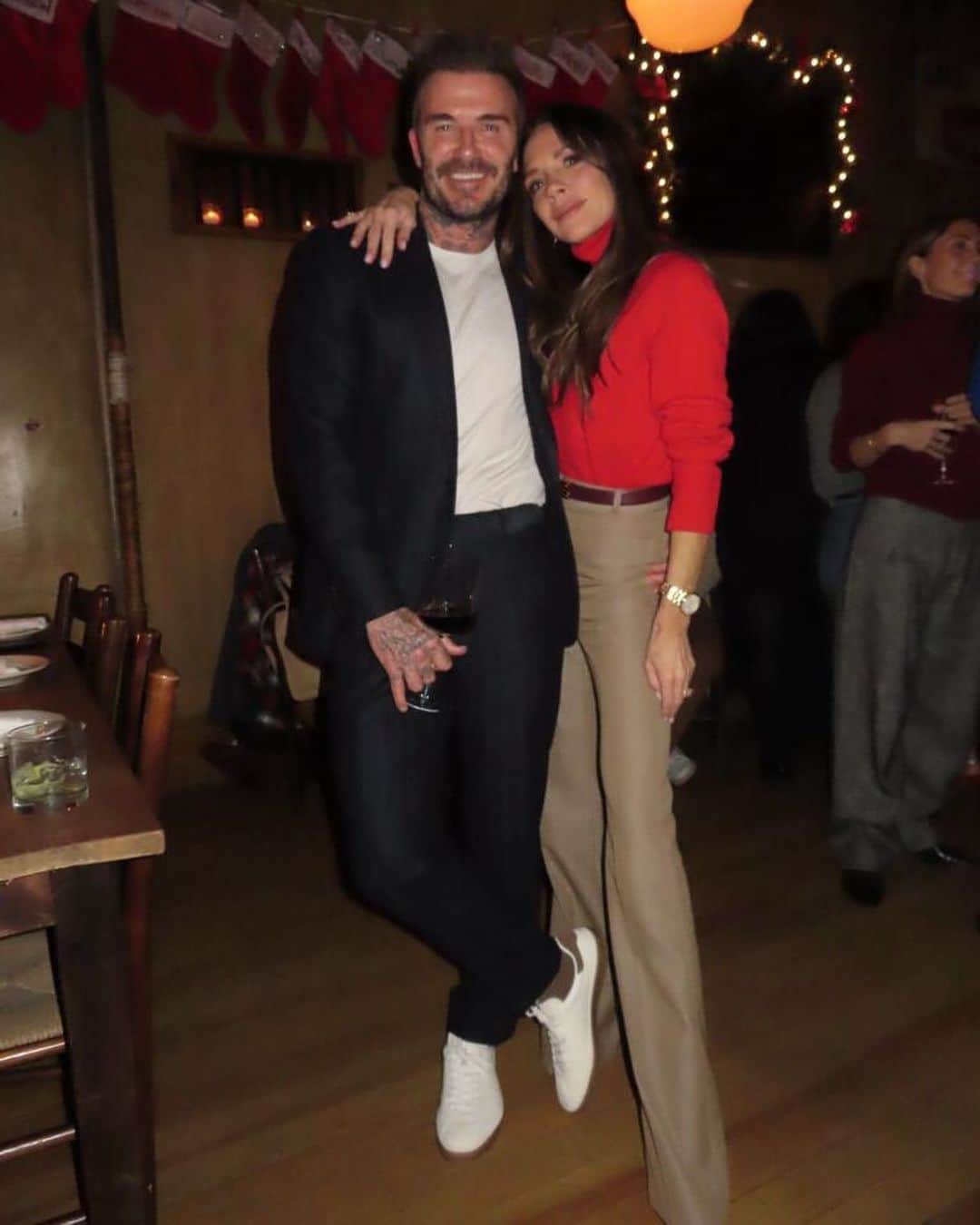 ヴィクトリアベッカムのインスタグラム：「The house of VB celebrates the holidays, I’m so grateful to my incredible team. Kisses from NYC 🇺🇸 @VictoriaBeckham @VictoriaBeckhamBeauty x」