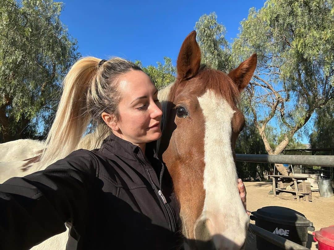 ブルット・ロッシさんのインスタグラム写真 - (ブルット・ロッシInstagram)「Horse girls are a different breed. 🐴」12月14日 0時50分 - imbrettrossi