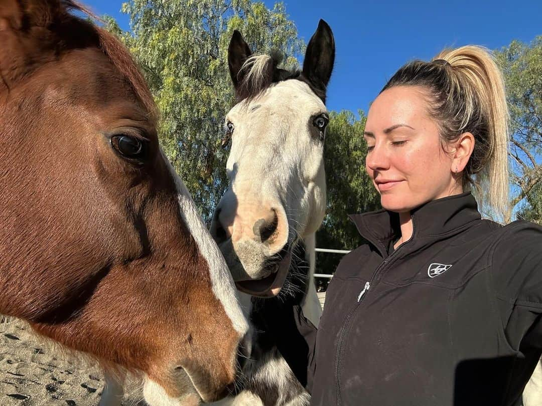 ブルット・ロッシさんのインスタグラム写真 - (ブルット・ロッシInstagram)「Horse girls are a different breed. 🐴」12月14日 0時50分 - imbrettrossi