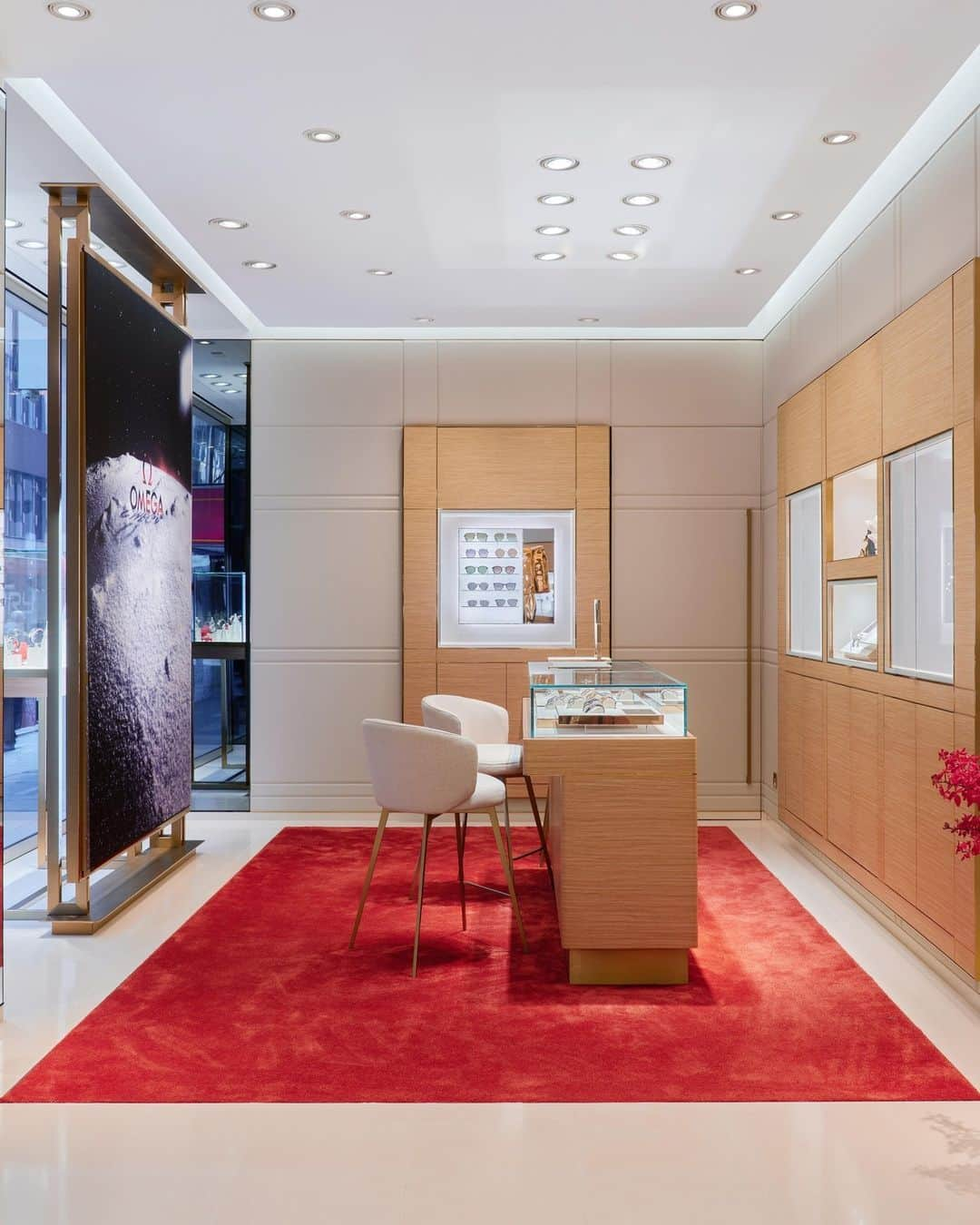 オメガさんのインスタグラム写真 - (オメガInstagram)「From its spectacular façade to “The Suite” on the exclusive fourth floor, our OMEGA Boutique on Queen’s Road Central is a unique shopping experience. Discover the new store in the heart of Hong Kong.  #OMEGA」12月14日 0時58分 - omega