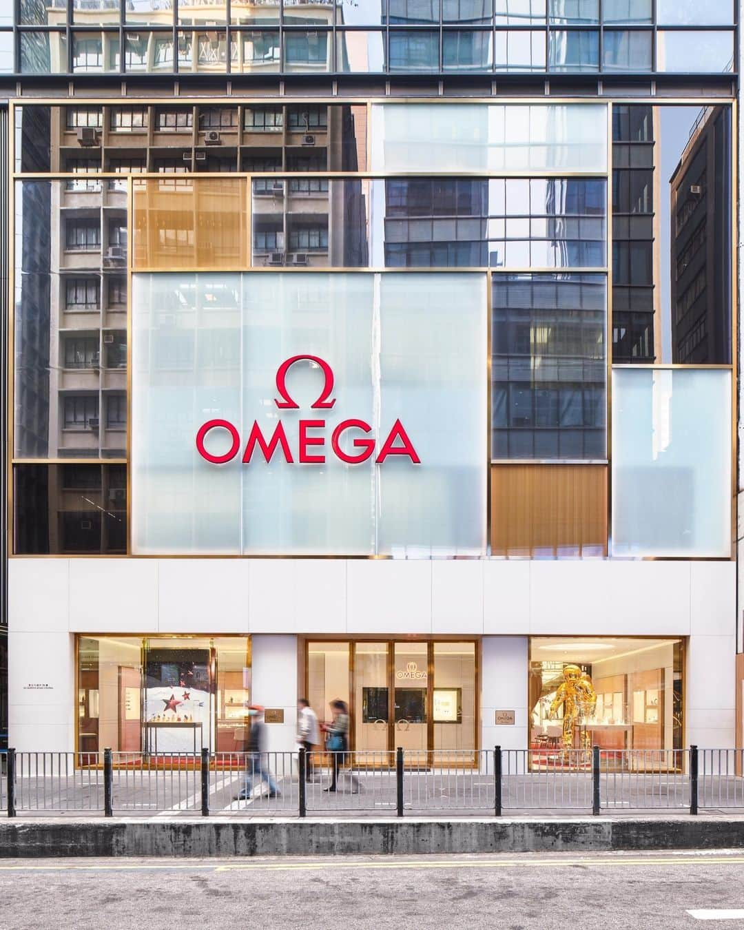 オメガのインスタグラム：「From its spectacular façade to “The Suite” on the exclusive fourth floor, our OMEGA Boutique on Queen’s Road Central is a unique shopping experience. Discover the new store in the heart of Hong Kong.  #OMEGA」