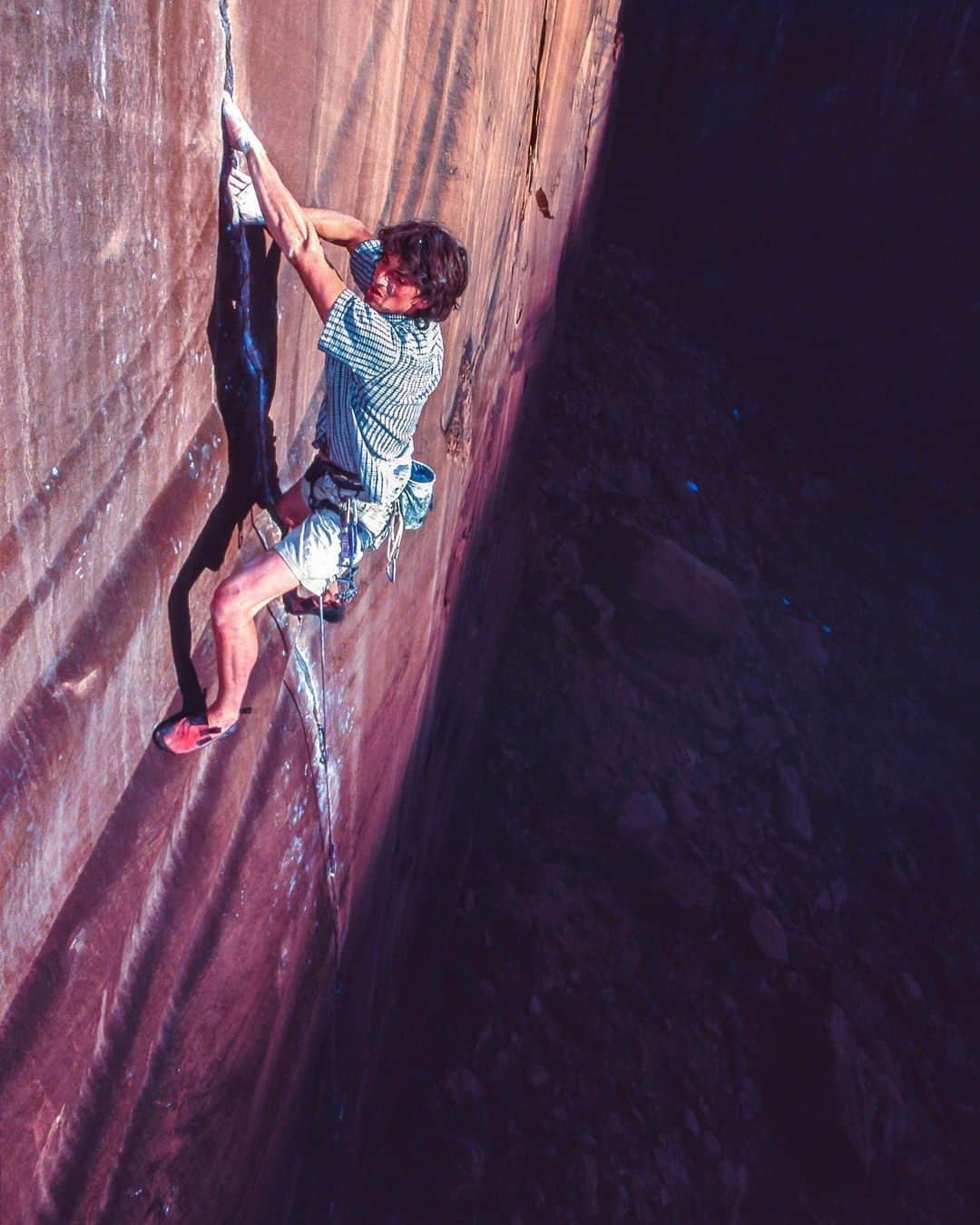 ジミー・チンのインスタグラム：「The shot. Getting the shot.  @deanpotter on Concepcion in 2003, soon after he'd established the climb. At the time, it was one of the hardest and certainly most striking cracks in the Utah desert. Dean was a good friend. We shot together a lot over the years. It was always an adventure. He pushed me to the brink more than a few times. He had high expectations of himself and high expectations of the people around him. He can be credited with my obsessive prep on high angle shoots; I was terrified of messing him up or slowing him down on the wall. Shooting with him was good training for life. Dean was also intensely creative and such a visionary that some of the things he pioneered are now their own specialized sports.  Complex and sometimes misunderstood, he could be soft spoken one moment and a gladiator the next. He could also be extremely mischievous and loved a good laugh (sometimes at your expense). He always seemed to push the boundaries personally, physically, mentally. It was non stop. There was an urgency to his life that was hard to keep up with. I would listen to him after what would be a casual day for him, knowing it would have been the pinnacle of most climbers’ careers. I looked up to him a lot. I would say live like Dean but none of us would survive a day trying.  Photo 2 by @jimhurst」