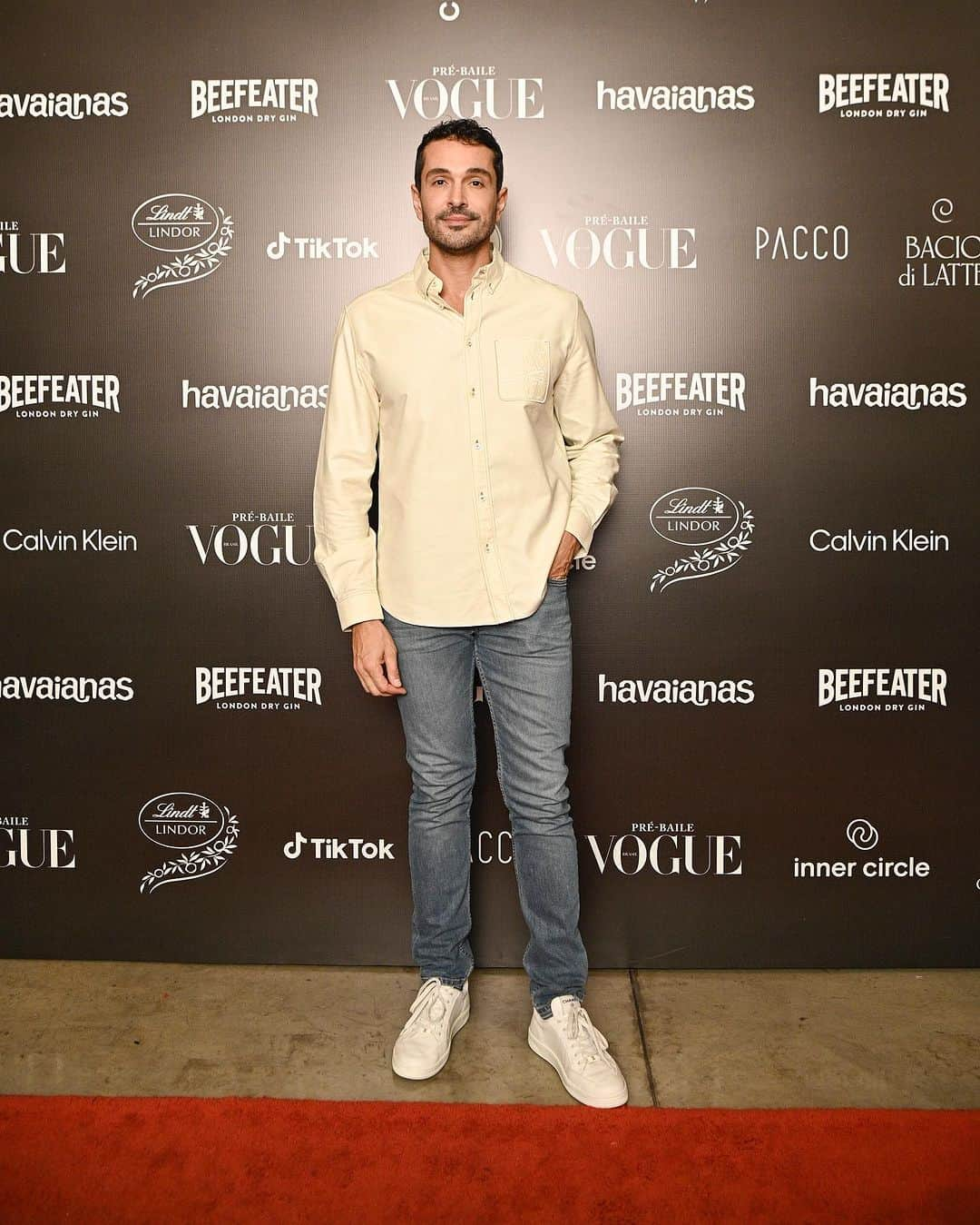 Vogue Brasilさんのインスタグラム写真 - (Vogue BrasilInstagram)「Quem mais passou pelo pré-Baile da Vogue na flagship da @CalvinKleinBrasil em São Paulo? Veja no carrossel quem prestigiou o nosso tradicional esquenta em que revelamos o tema do #BaileDaVogue2024: Galáctika! (Fotos: @alevirgilio e @luprezia)   #BailedaVogue  O pré-baile da Vogue conta com o patrocínio de @beefeaterbrasil e @havaianas, o apoio de @3coracoes, @baciodilatte, @swgbrasiloficial, @chandon_brasil, @innercirclebrasil, @lindt_brasil, @stellaartoisbrasil, @tiktokbrasil e @tonicaantarctica e a participação de @calvinkleinbrasil e @paccoby.」12月14日 1時02分 - voguebrasil