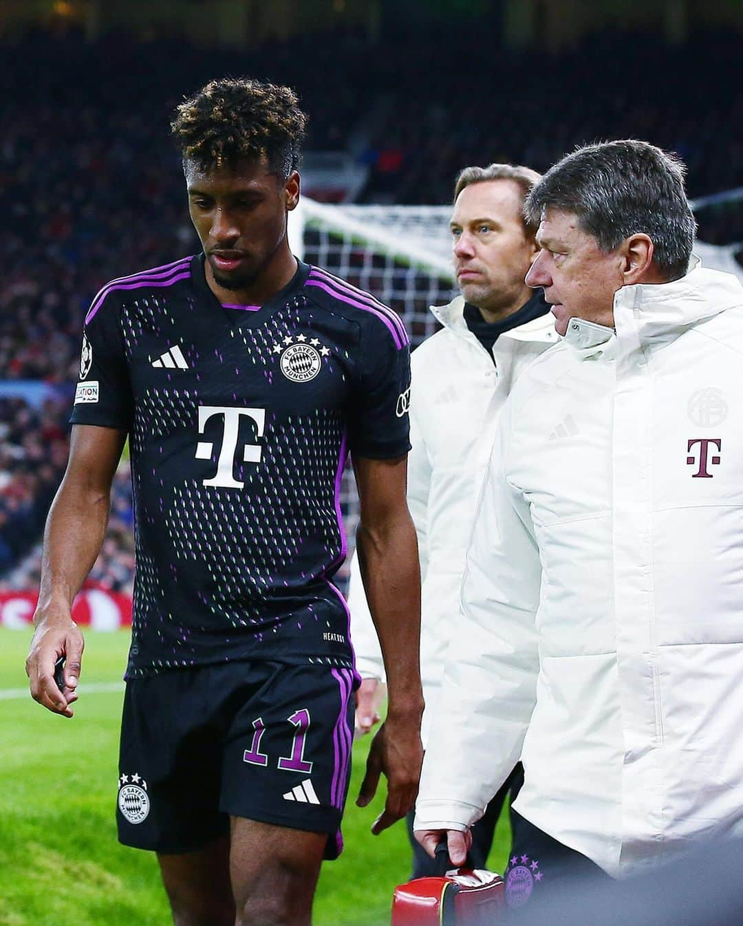 バイエルン・ミュンヘンのインスタグラム：「ℹ️ Coman and Mazraoui out for the time being.  #Coman sustained a muscle fibre tear in his right thigh, while #Mazraoui picked up a muscle bundle tear in his left thigh.   We wish you both a speedy recovery!  #MiaSanMia #FCBayern」