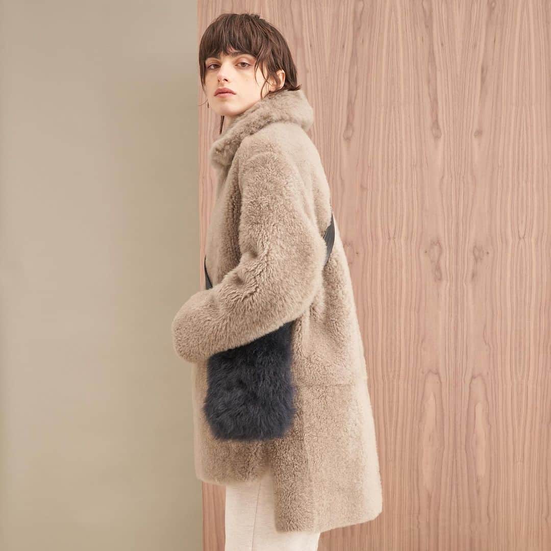 カールドノヒューさんのインスタグラム写真 - (カールドノヒューInstagram)「Our shearling midi coat in ‘Andes’ teamed with our foxy shearling bag in ‘Baltic’. Effortless, made to last. #luxuryforlife #fashion #luxury #shearling #cashmere #winteroutfit #aw23」12月14日 16時30分 - karldonoghue