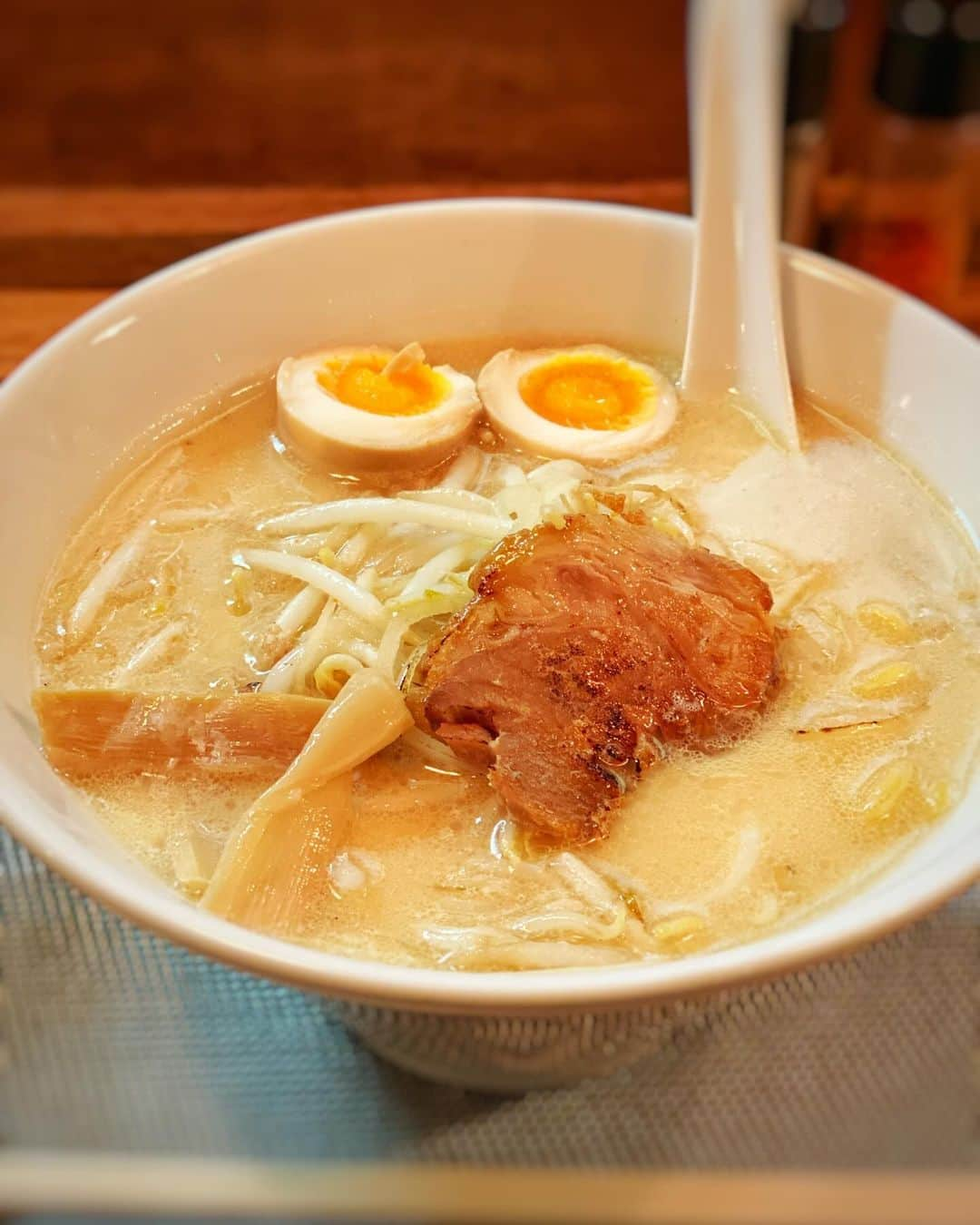 本間将人のインスタグラム：「札幌にて美味しいラーメン屋さん発見！ スープが絡む麺、最高！ そしてスープも美味しい🍜 奥まってるから見つけにくいかも！ とても綺麗な店内でお気に入り！！ 麺屋じゅげむ  #札幌 #すすきの #ラーメン」