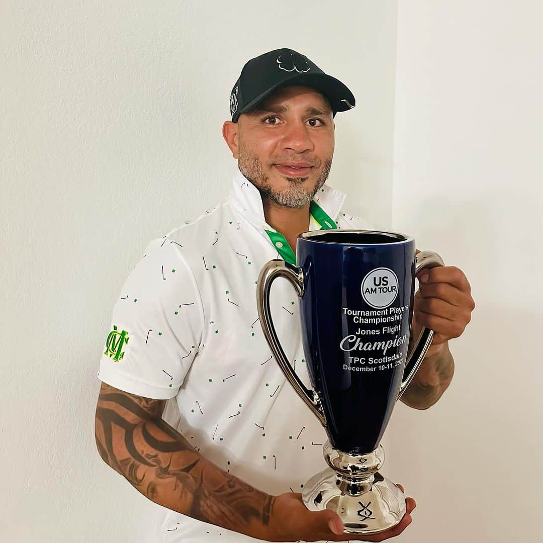 ミゲール・コットさんのインスタグラム写真 - (ミゲール・コットInstagram)「From the ring to the green, @realmiguelacotto continues to redefine the limits of athletic greatness. 🥊⛳ On Monday, Miguel Cotto won the US Amateur Tournament in Scottsdale, Arizona.  From dominating the boxing world to conquering the golf course, Cotto’s journey is a shining example of chasing passions and defying expectations. His transition to golf isn’t just a swing of luck; it’s a testament to working hard and diving headfirst into new adventures.   We’ve seen Cotto’s grit and drive in the ring, securing multiple world titles and etching his name in sports history. Now, that same determination shines bright in his golf game, scoring another epic win.   As a proud ambassador of Black Clover, Cotto embodies the spirit of living lucky, embracing every challenge, and working hard. His victory at the Tournament Players Championship isn’t just about the win; it’s a reminder to chase dreams relentlessly and find success in unexpected places.  Hats off, Miguel Cotto, on this incredible triumph! Your journey inspires us all to break barriers, live lucky, and keep swinging for the stars. Cheers to the pursuit of greatness, on and off the course!   #blackcloverusa #blackcloverambassador #livelucky」12月14日 1時10分 - realmiguelacotto