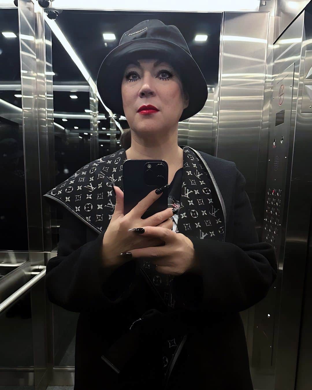 ジェニファー・ティリーのインスタグラム：「Elevator selfie.」
