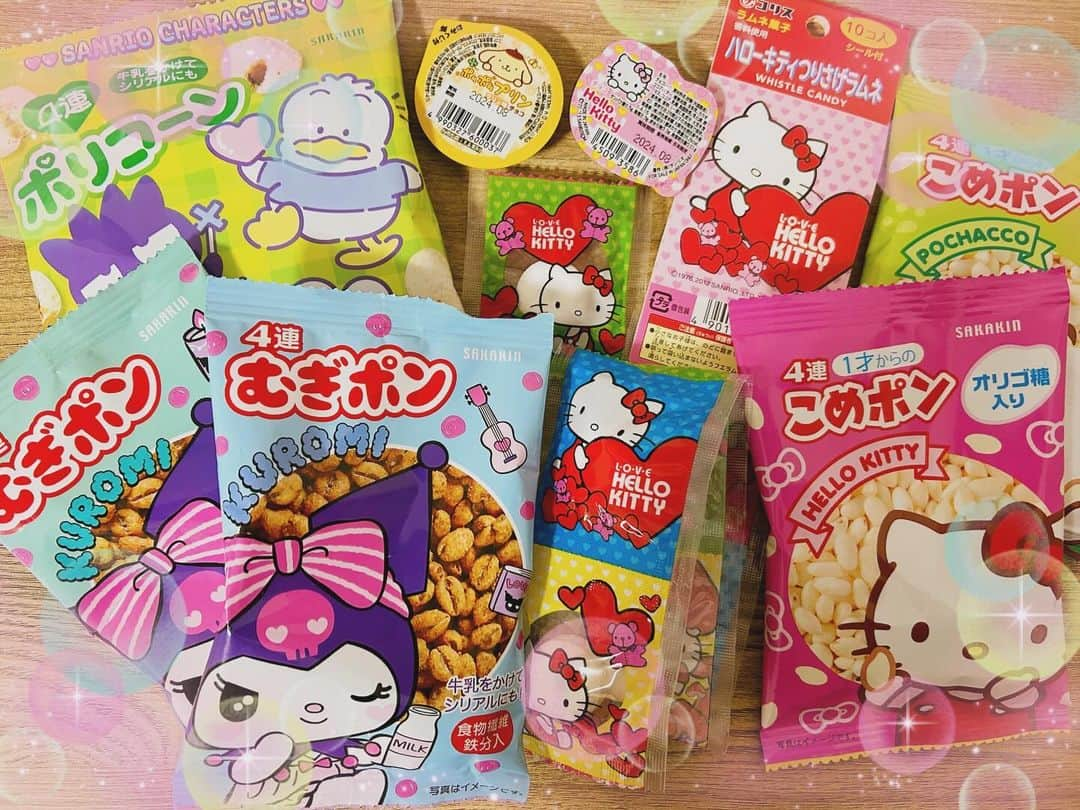 河村唯（うめ子）のインスタグラム：「サンリオキャラクターズのお菓子。  100円ショップに売っていたもの✨  正直、パケ買い🎵🌈 基本、 4連のお菓子になっているものが多く ちぎって配れる😂✨🎵  こめポンとか、むぎポンとか 懐かしくて癒される。🥹  ちぎって、クリスマスの袋に詰めてミニギフトにして プレゼントしたら むっちゃ喜んでくれて嬉しかった！😂🙌✨  #ダイソー　#100円ショップ #お菓子　#サンリオ　#サンリオキャラクターズ #ピューロアンバサダー #クリスマス」