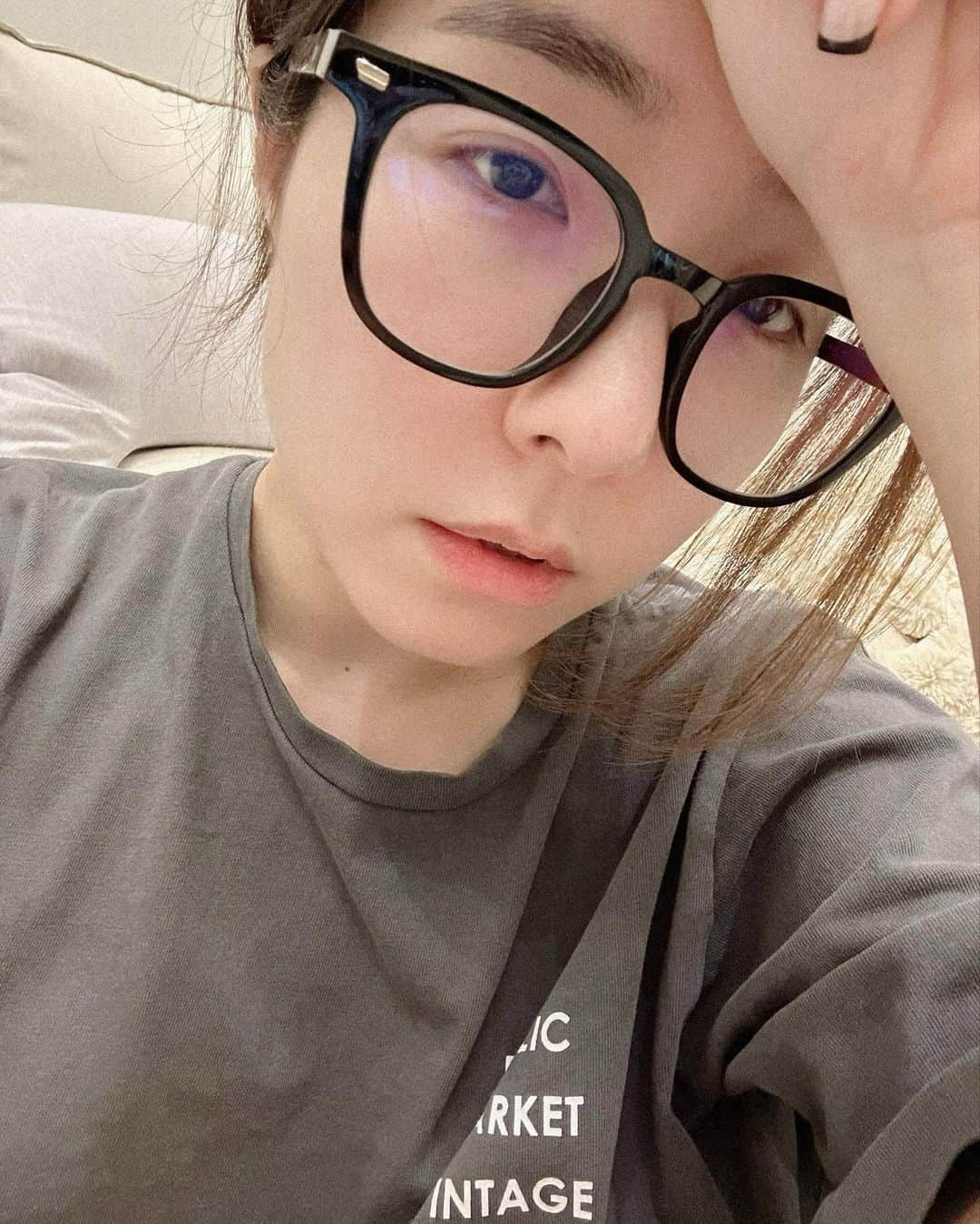 GYEON SEOさんのインスタグラム写真 - (GYEON SEOInstagram)「_* ㅅㄹㅈ 🤒🤧🥴 . . ที่หายไปไม่ใช่อะไร pm2.5 ทำพิษ  ไข้38กว่า ไอ ปวดเมื่อย จมูกตัน ตอนแรกคิดว่า โควิด ตรวจทุกวัน ไม่เจอ งื้อออ ทรมานมากกก ดูและตัวเองกันดีดีนะคะทุกคน 😷」12月14日 1時29分 - queengyeon