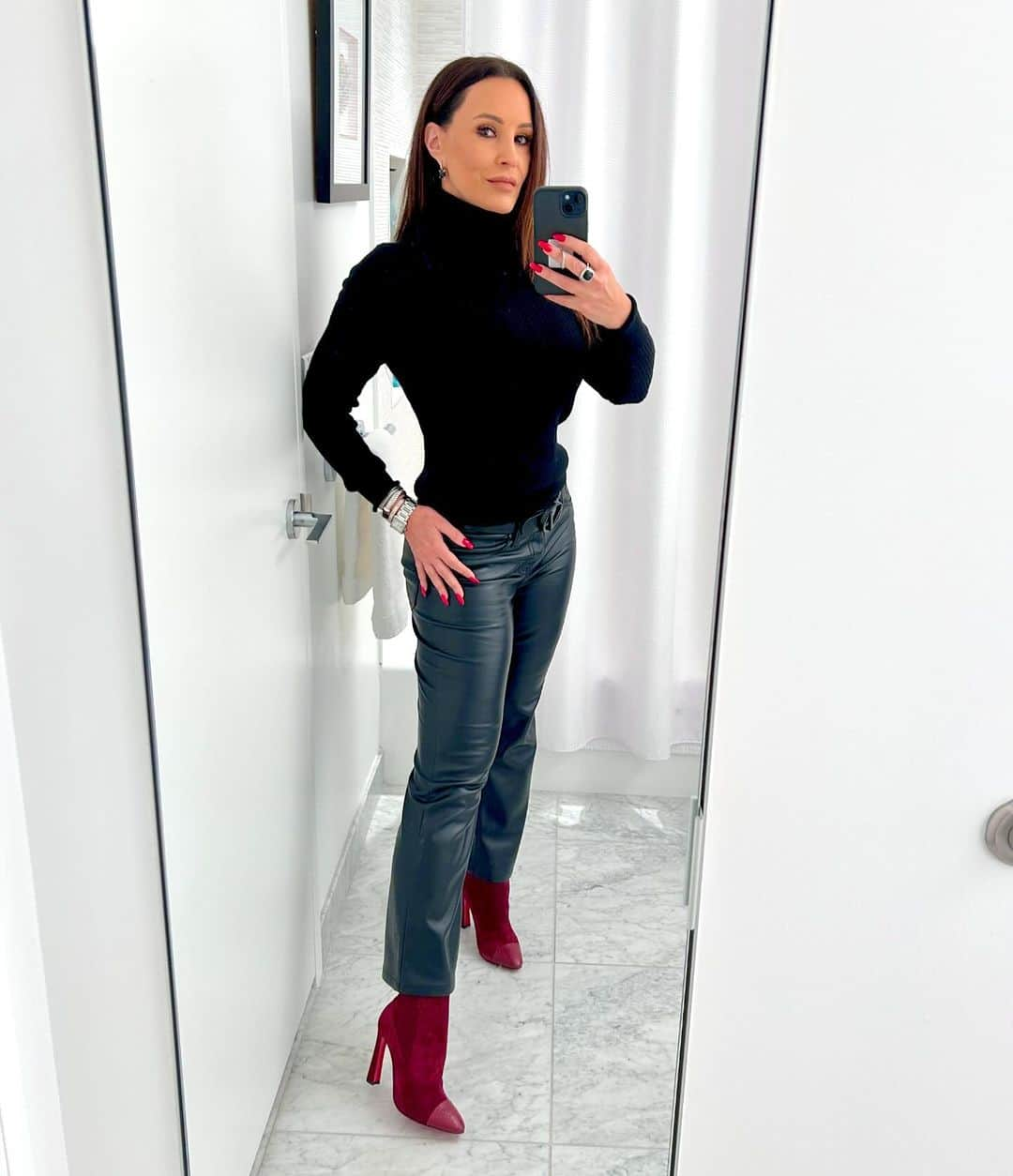 リサ・アンさんのインスタグラム写真 - (リサ・アンInstagram)「🖤 the booties made me selfie 🖤  @louboutinworld   #selfie #christianlouboutin #booties #thereallisaann」12月14日 4時05分 - thereallisaann