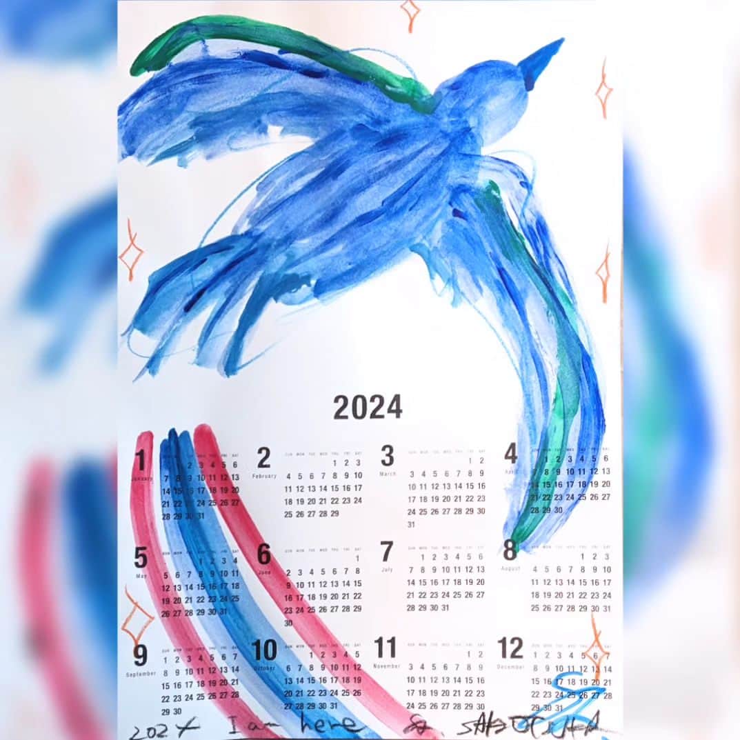 大塚咲のインスタグラム：「2024年ドローイングカレンダー、鳥やカラスや馬もアップしました🔥 A3サイズの手描きカレンダーです。サインマークのエンボス加工付き。 #SAKIOTSUKA  #ドローイング #カレンダー #1点もの」