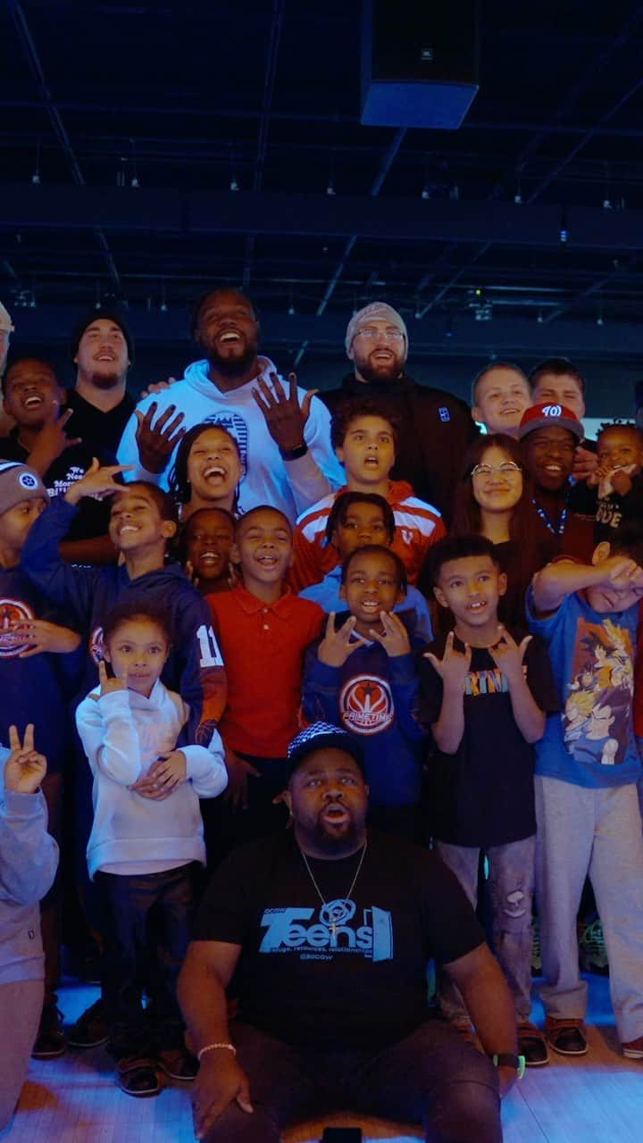 ワシントン・レッドスキンズのインスタグラム：「Our o-line hit the lanes with @bgcgw at @bowlerobowl for some strikes, spares and holiday fun 🎳」